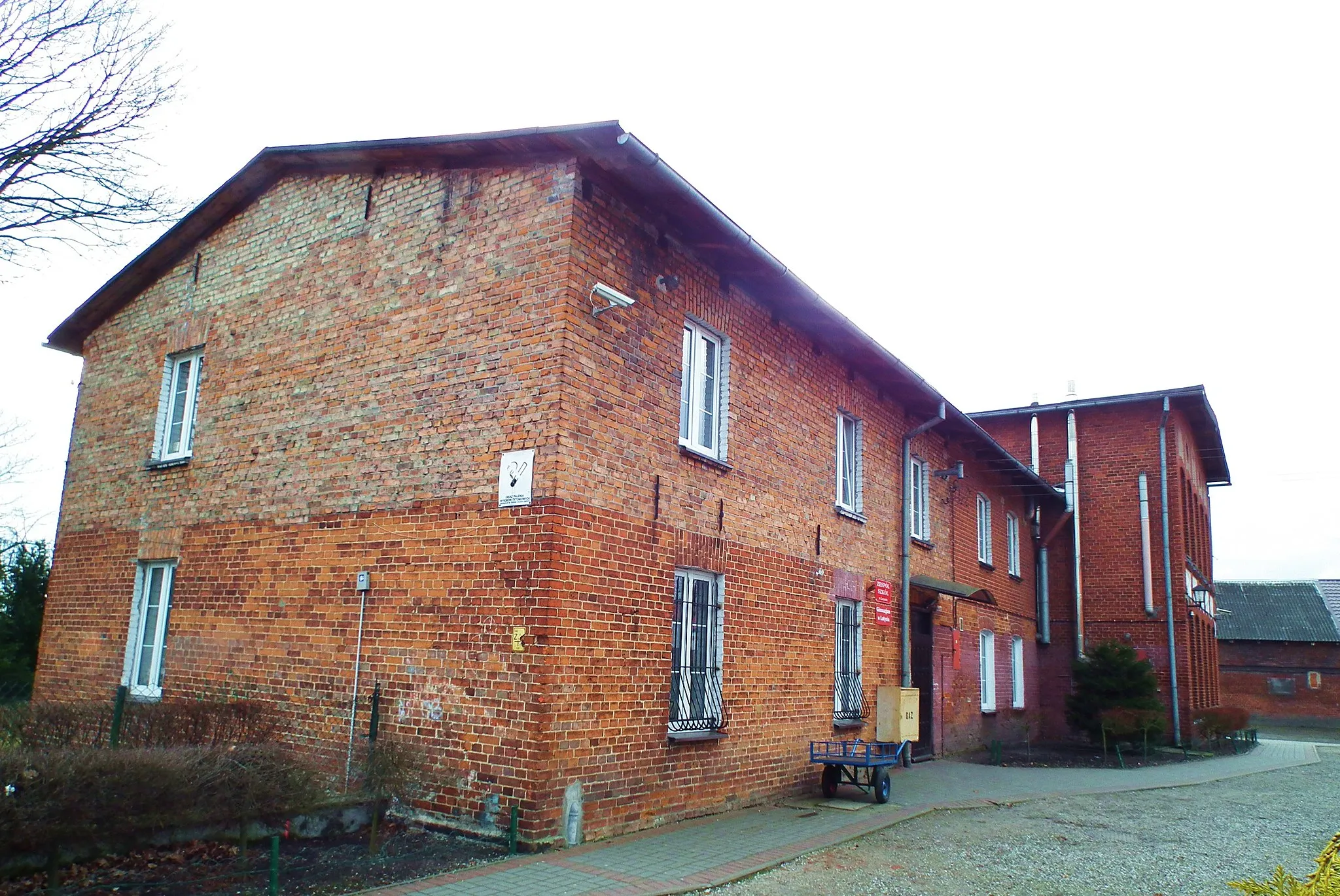 Photo showing: Lotyń. Zabudowania centrum wsi. Stary budynek szkolny.