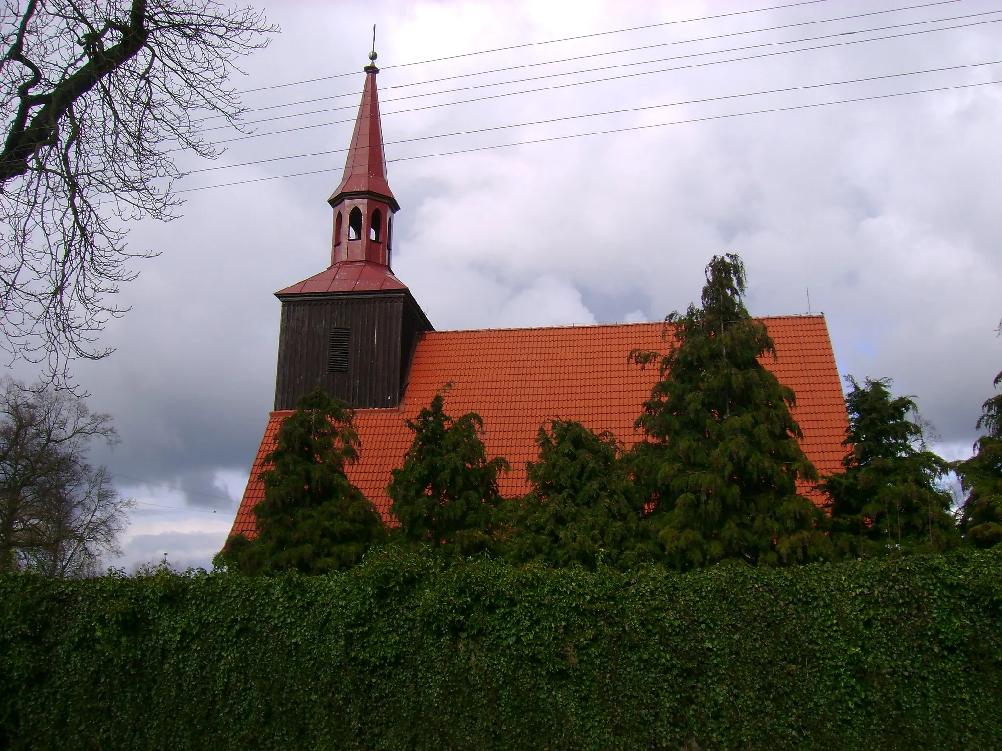 Photo showing: Kościół parafialny pw. Niepokalanego Poczęcia NMP w Krzywinie widziany z boku, za murem (zabytek nr rejestr. 420)