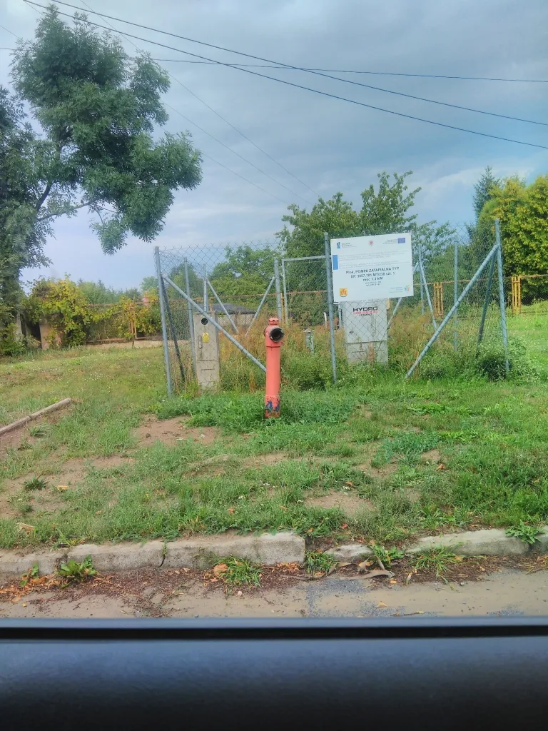 Photo showing: This fire-fighting facility can be inspected and edited within OsmHydrant (show).

English | français | +/−