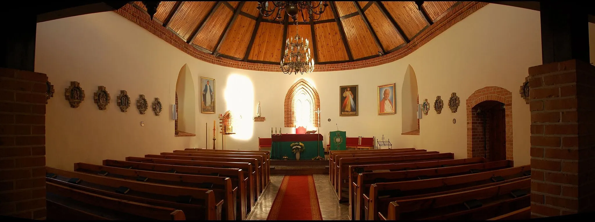 Photo showing: Wnętrze kościoła w Klępinie, widok na prezbiterium.