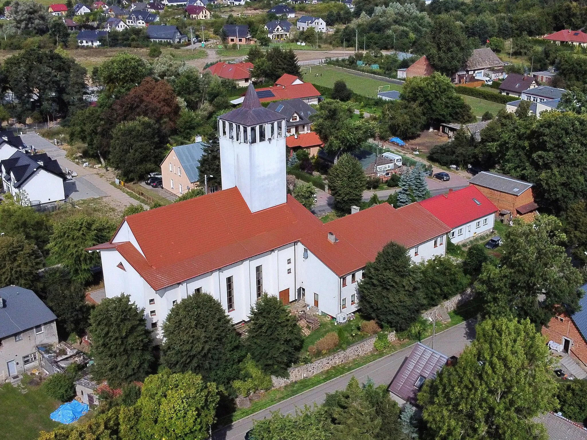 Photo showing: Kościół w Dołujach