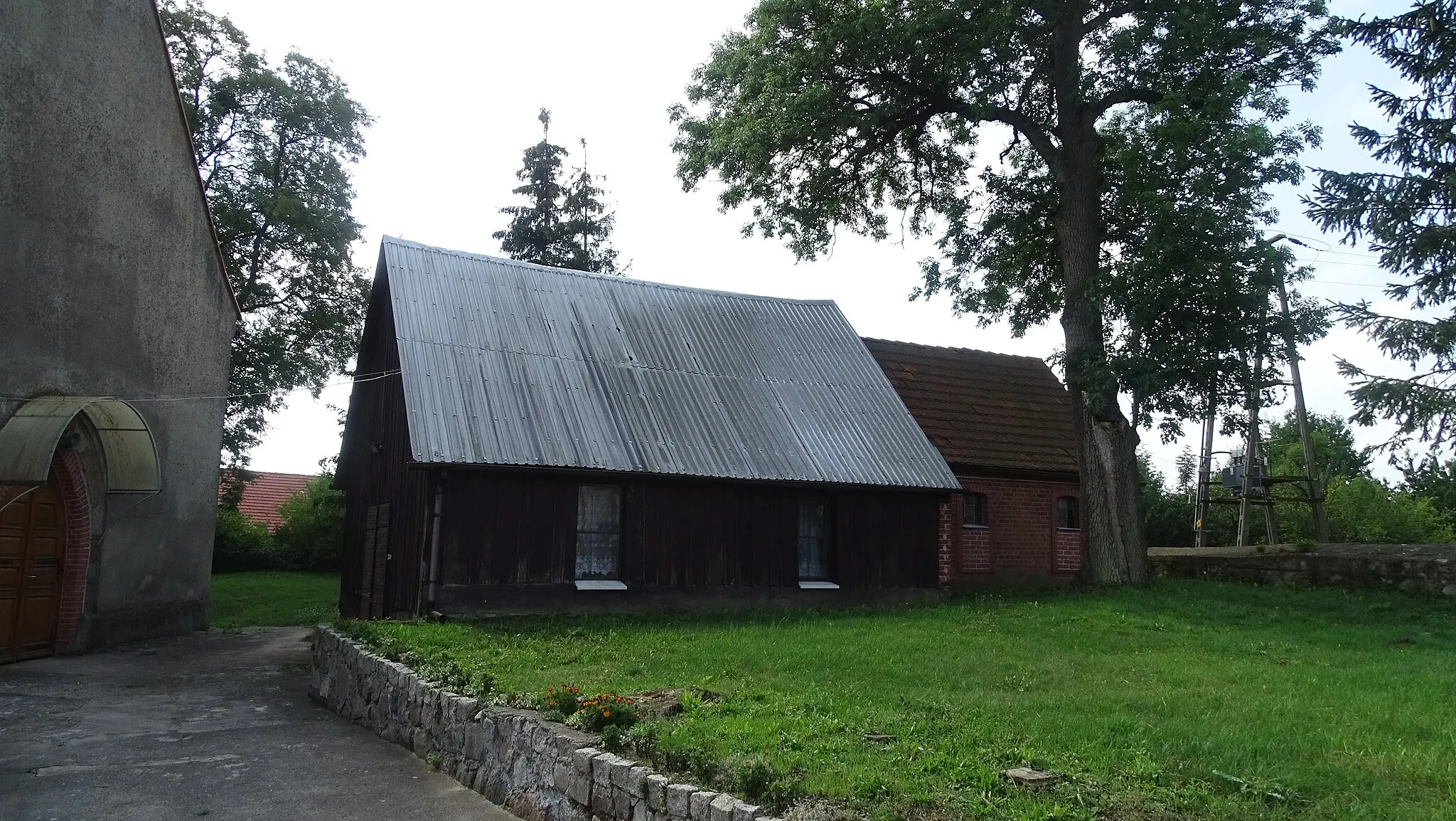 Photo showing: Budynek pomocniczy przy kościele Najświętszego Serca Pana Jezusa w Baniewicach