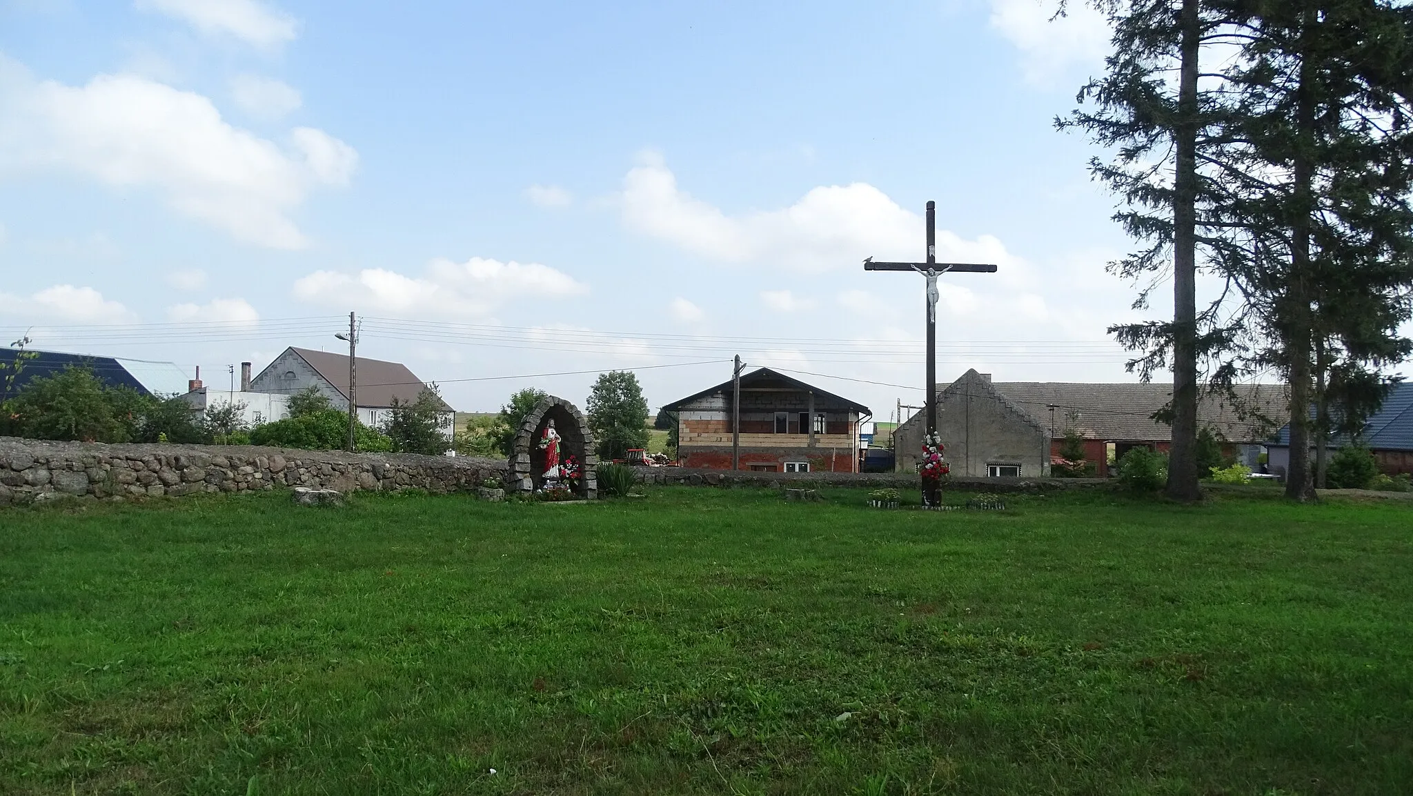 Photo showing: Krzyż przy kościele Najświętszego Serca Pana Jezusa w Baniewicach