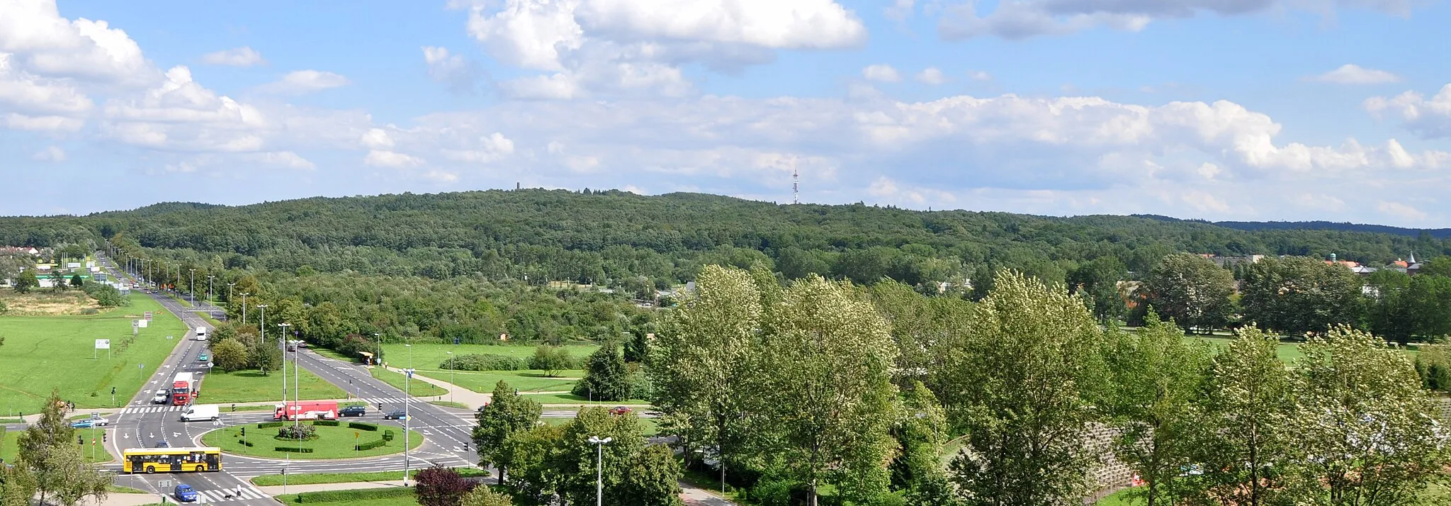 Photo showing: Wał morenowy Góra Chełmska (Gołogóra) – ujęcie z 10. piętra bloku przy Fałata 15 w Koszalinie