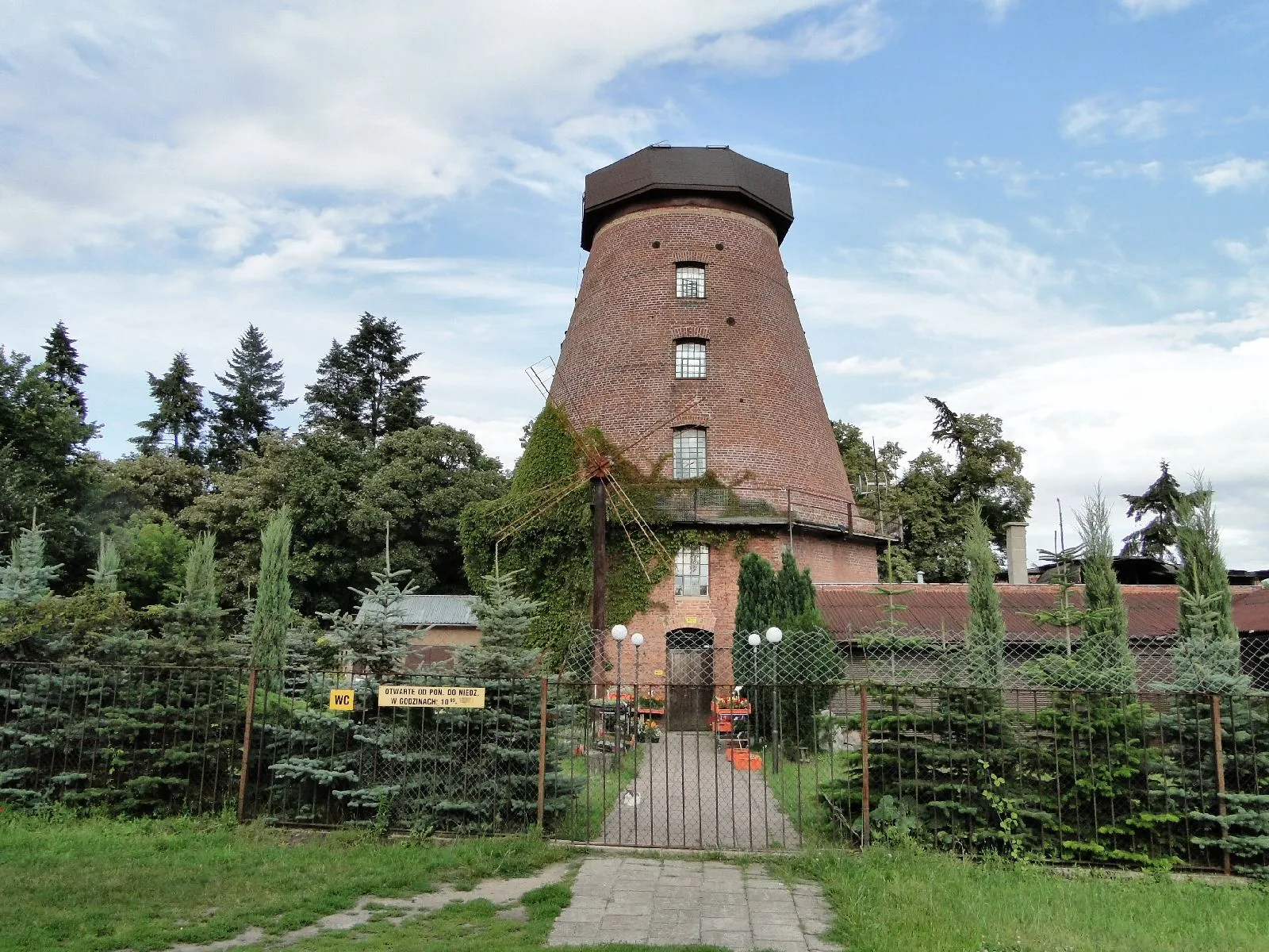 Photo showing: Zabytkowy wiatrak przy ul. Mieszka I w Szczecinie (teren Cmentarza Centralnego)