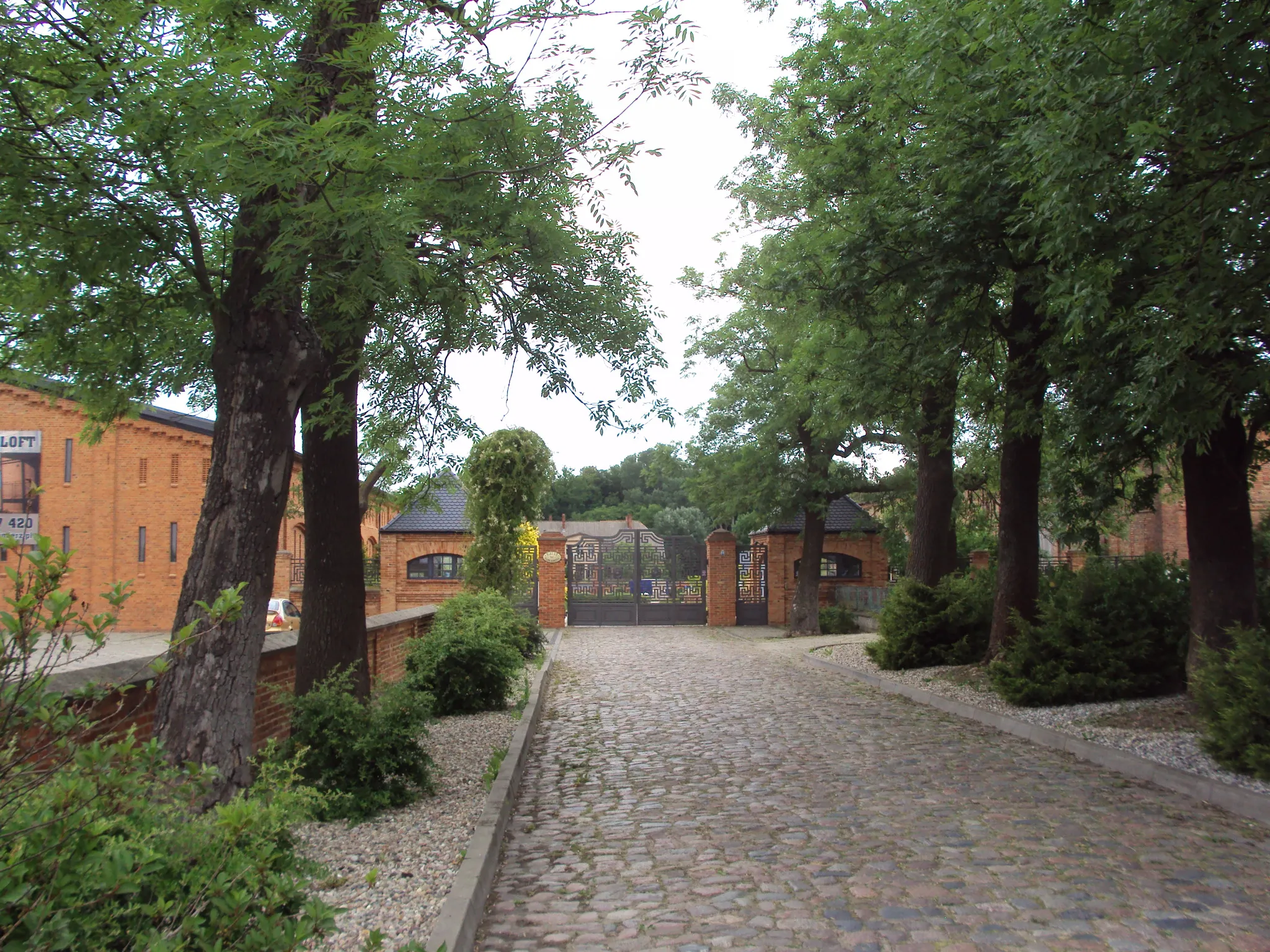 Photo showing: Wjazd do dawnego folwarku w Skarbimierzycach