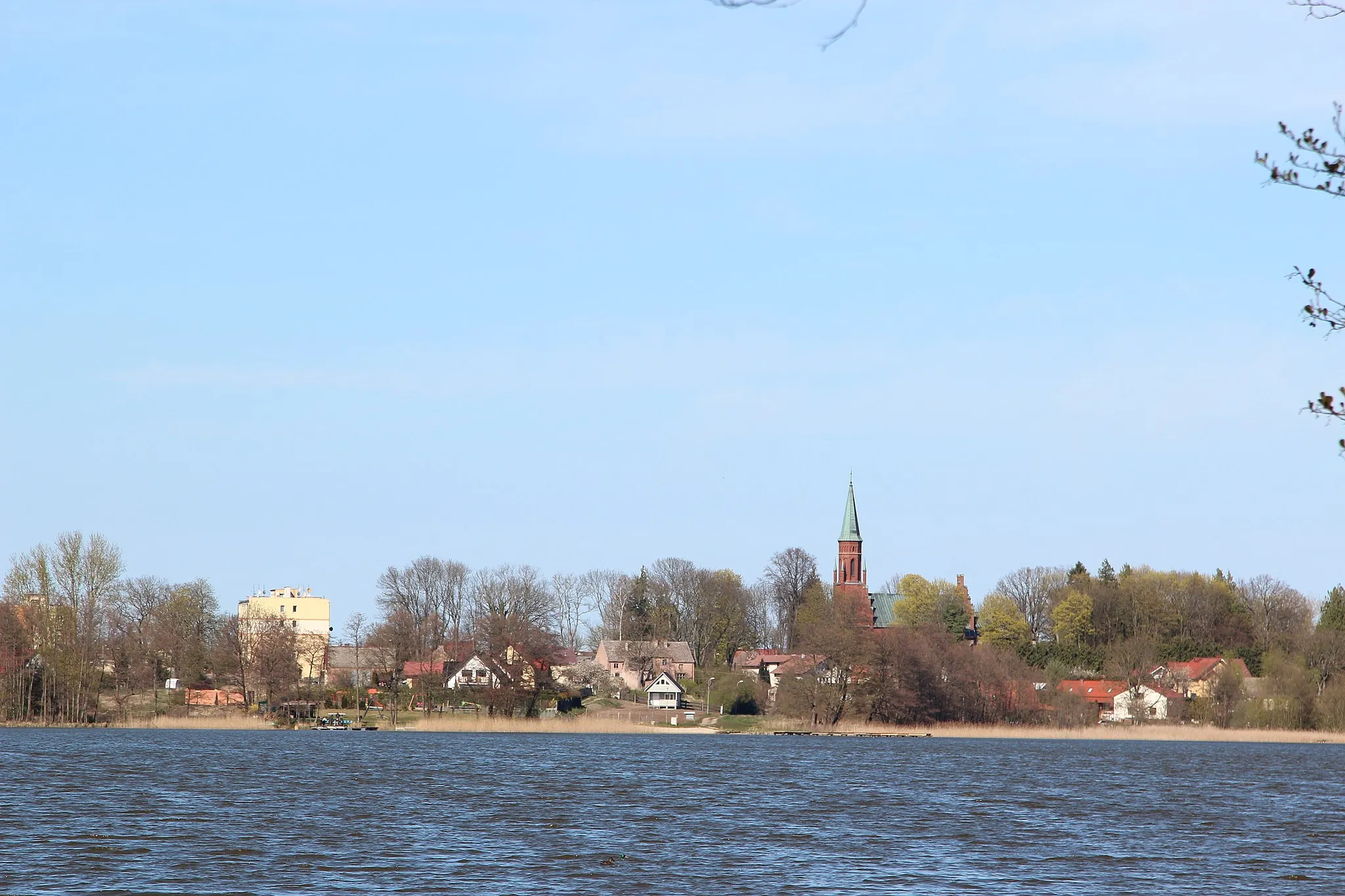 Photo showing: Kołczewo from Kołczewo Lake