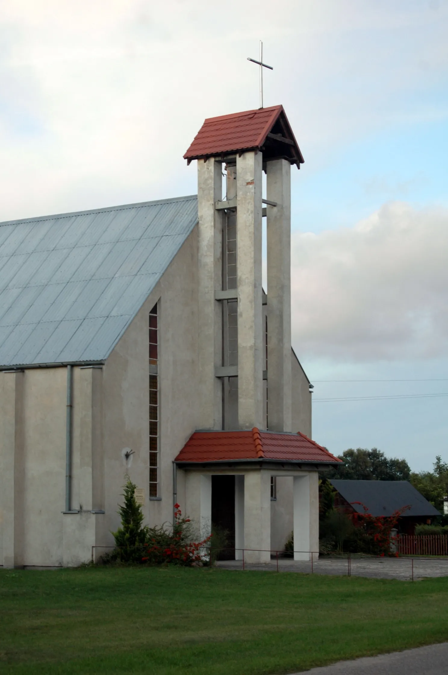Photo showing: Ostromice - rzymskokatolicki kościół filialny p.w. Świętego Krzyża.