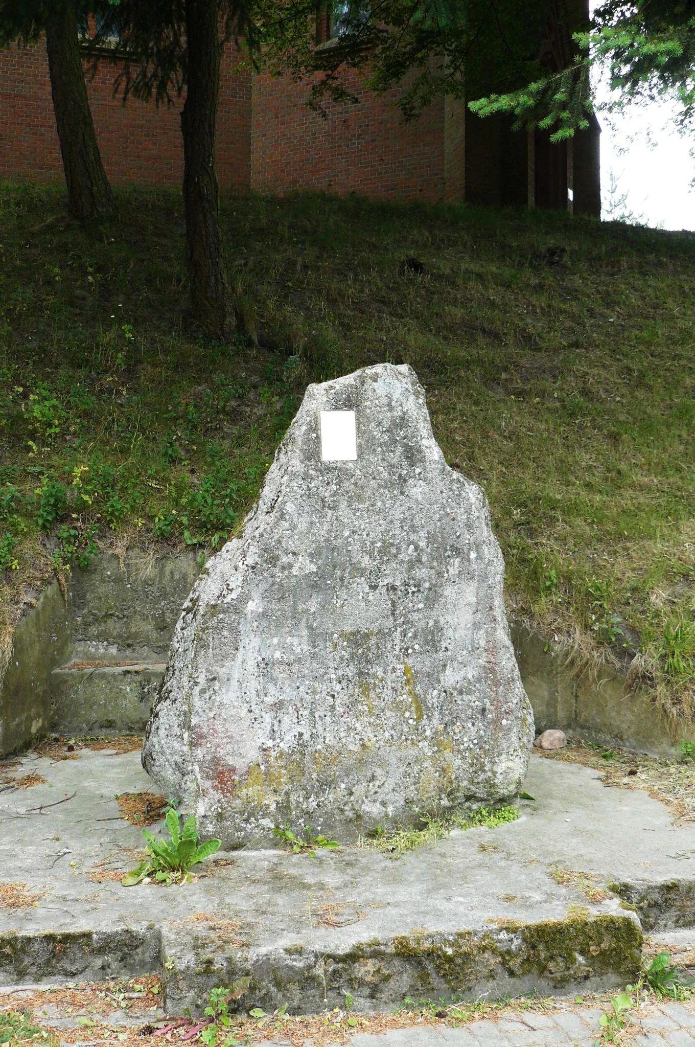 Photo showing: Niezidentyfikowany kamień pamiątkowy w Starym Osiecznie, koło kościoła.