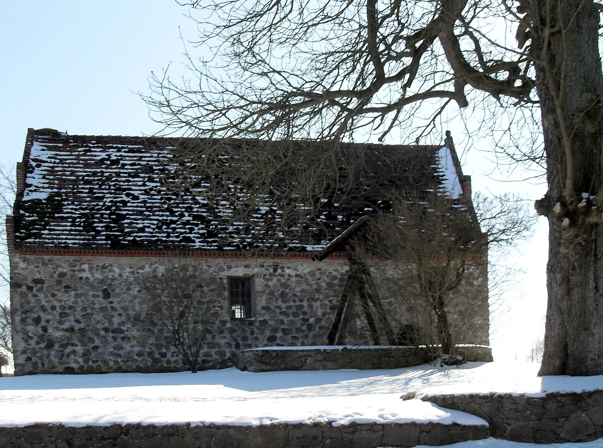 Photo showing: Nordseite der Kirche Nadrensee