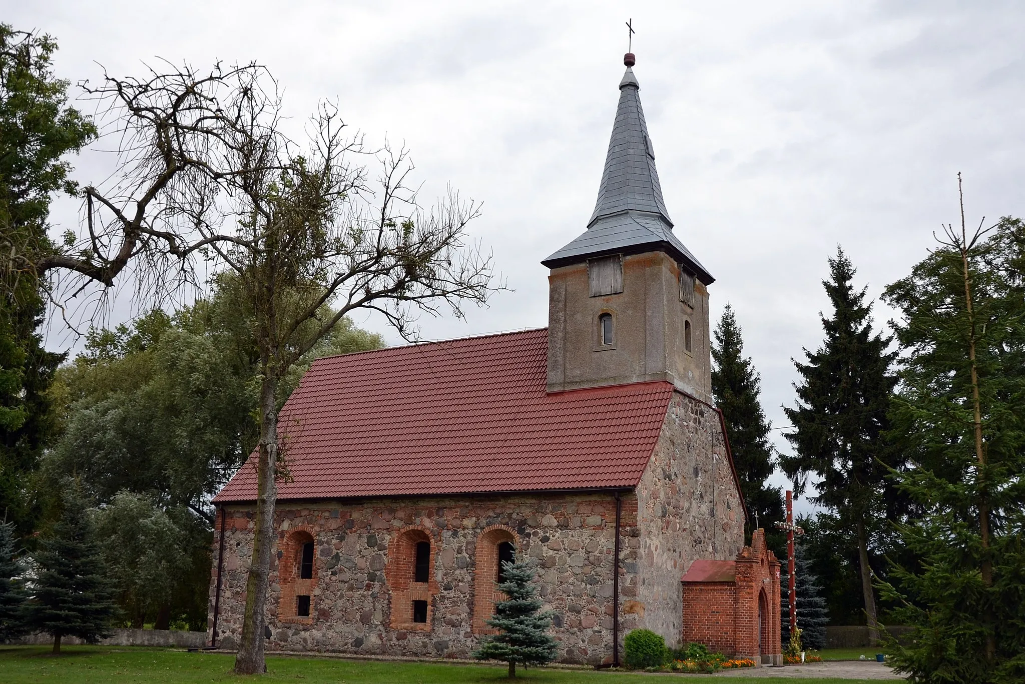 Photo showing: Kamienny Jaz - kościół św. Wawrzyńca, cmentarz przykościelny