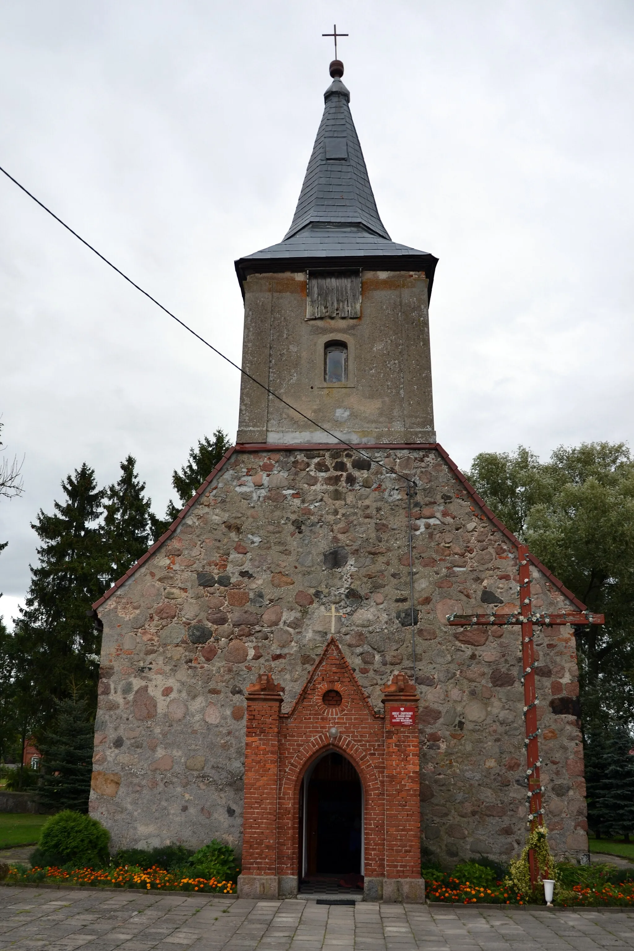 Photo showing: Kamienny Jaz - kościół św. Wawrzyńca, cmentarz przykościelny