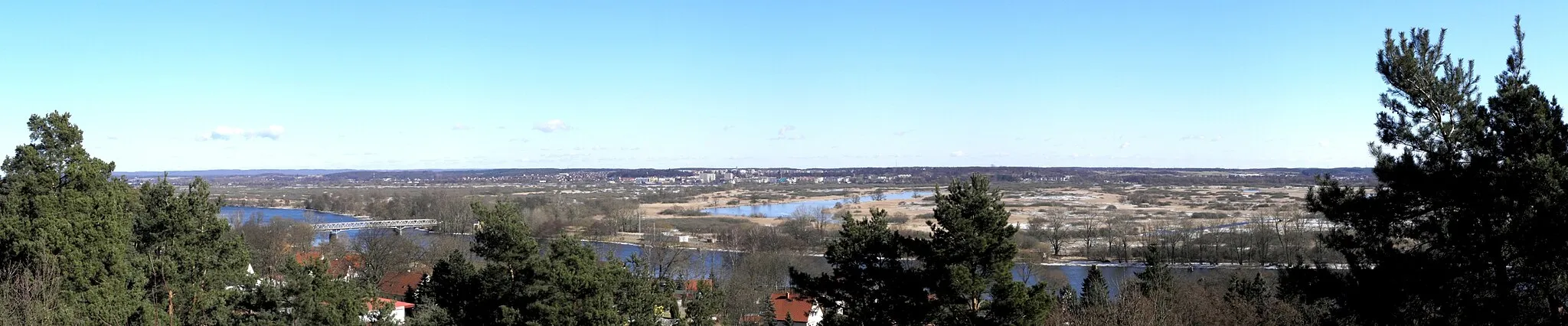 Photo showing: Międzyodrze, w oddali Gryfino, widok z Mescherin - panorama