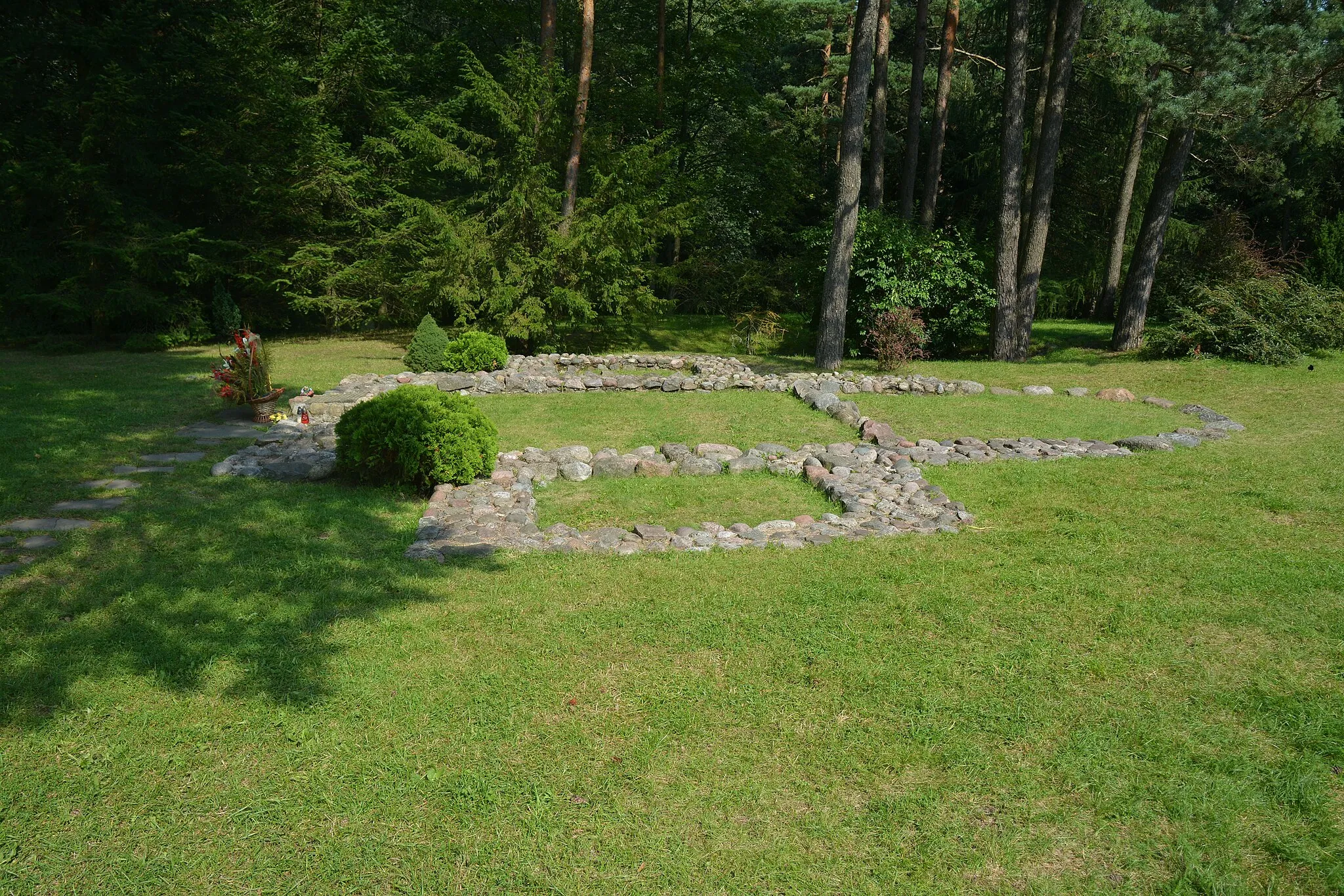 Photo showing: Góra Chełmska. Kamienne fundamenty kaplicy z początku XIII w.