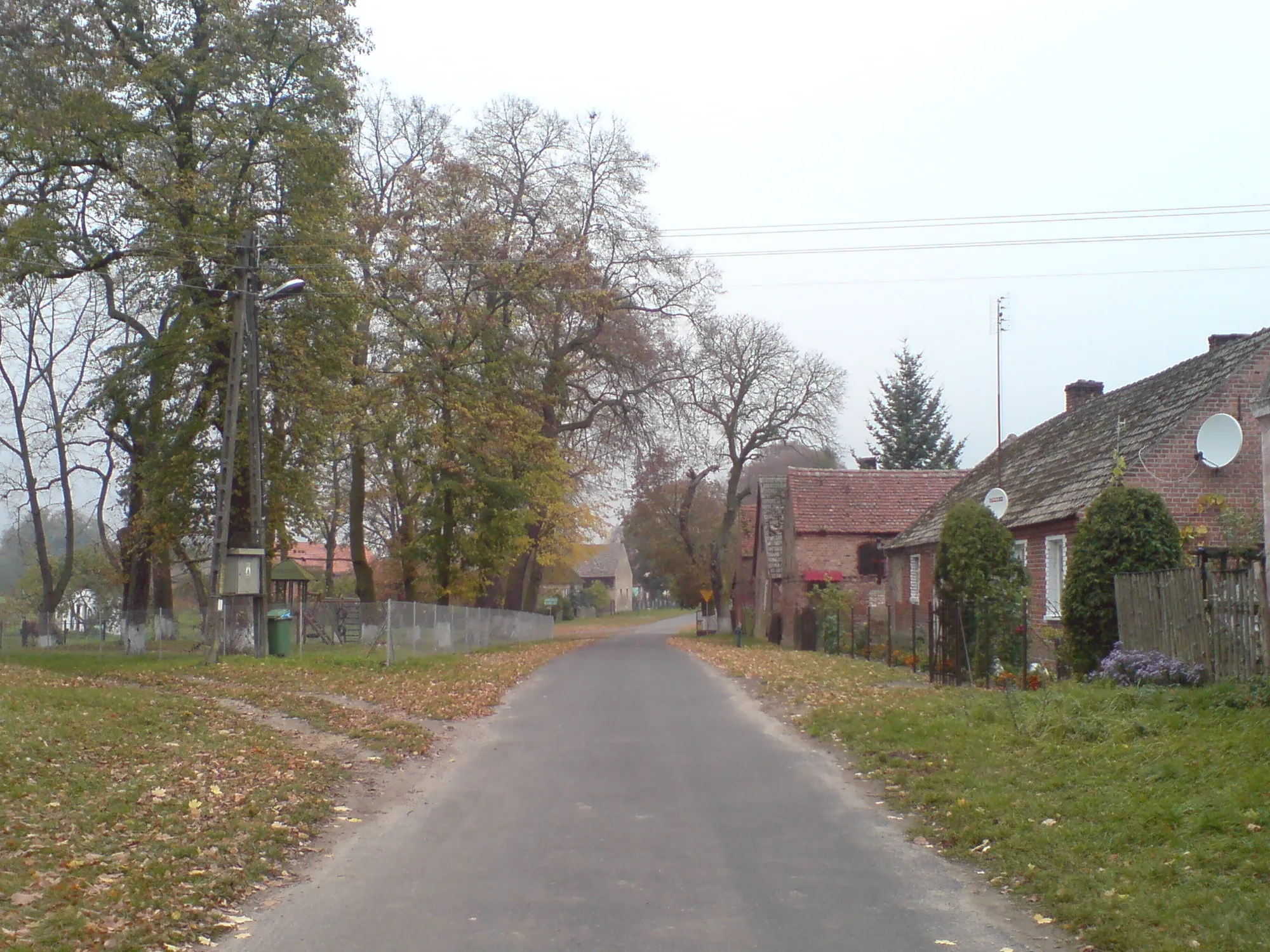 Photo showing: Ulica w Dysznie w arurze ponurej wiejskiej jesieni
Dyszno in street in dark village autumm aure