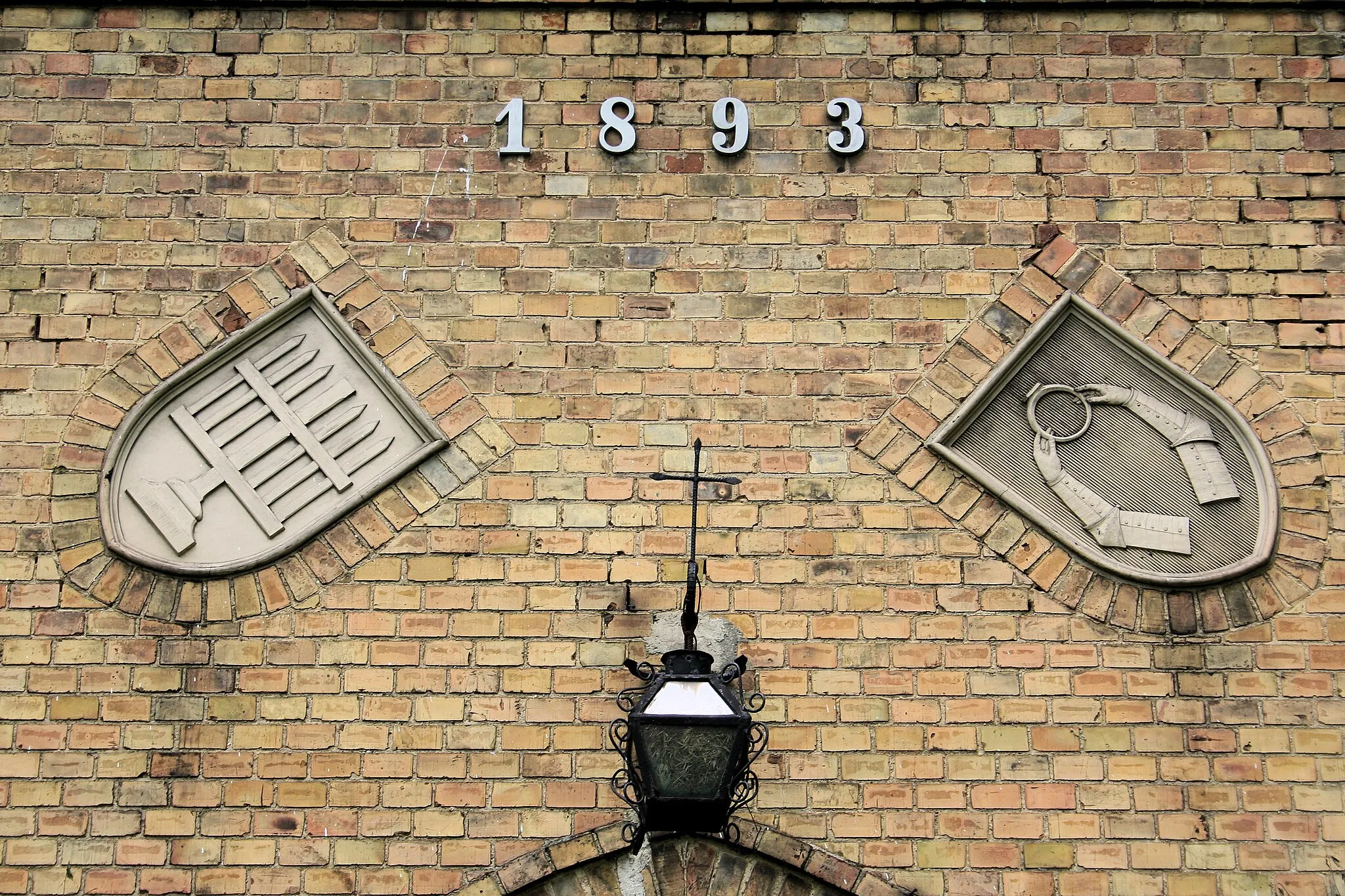 Photo showing: Goszkow church tower; von Levetzow (left) and von Oertzen (right) coats of arms