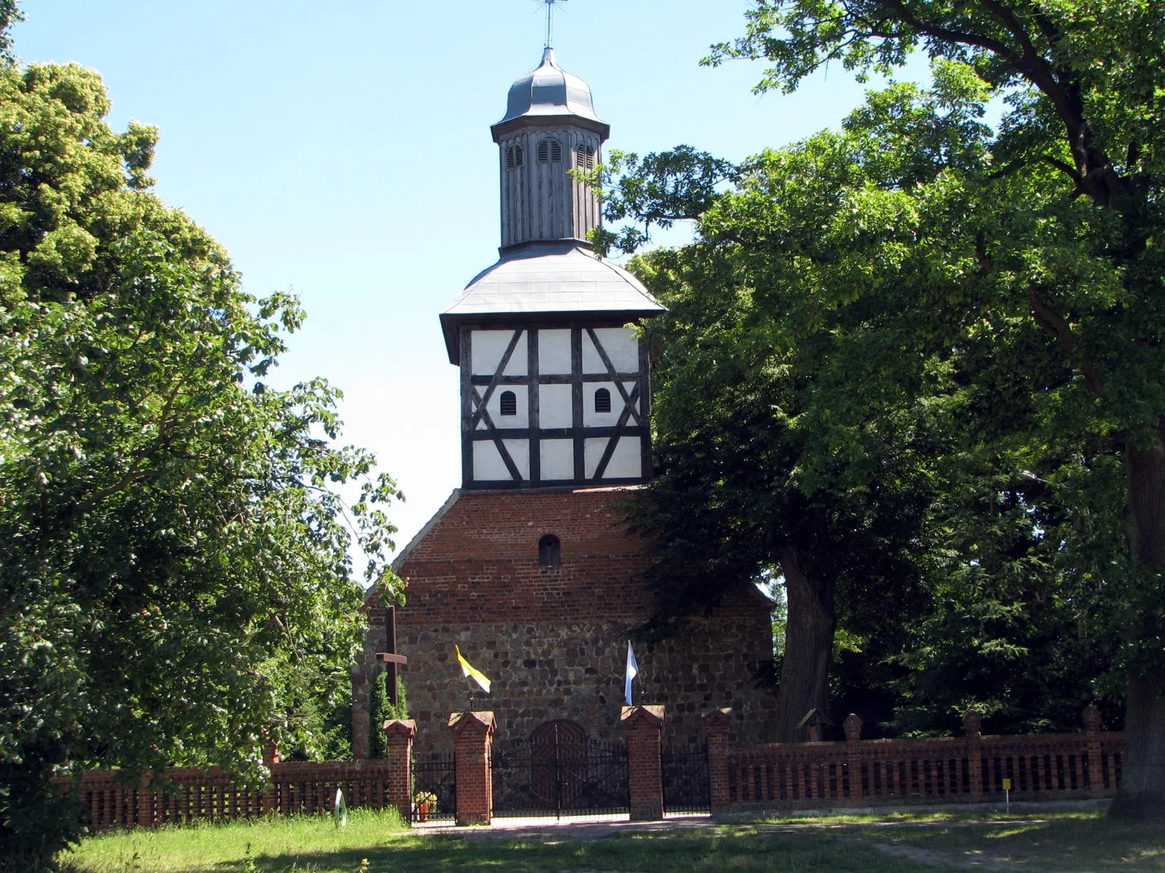 Photo showing: Kościół w Wojcieszycach. Widok od strony zachodniej.