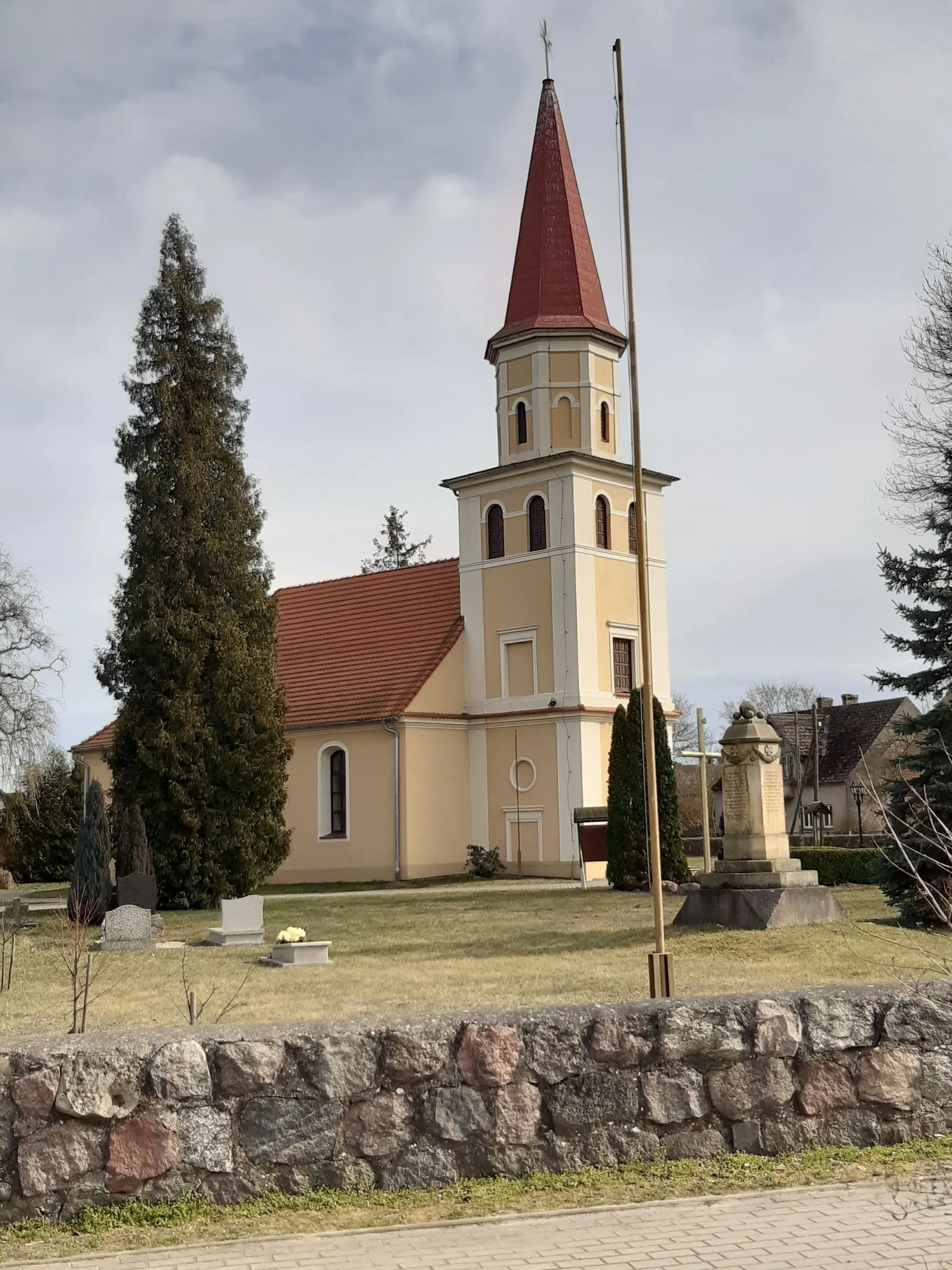 Photo showing: Kościół parafialny pw. św. Stanisława Kostki w Różankach z początku XVIII w. (Zdjęcie z 2022 r.)