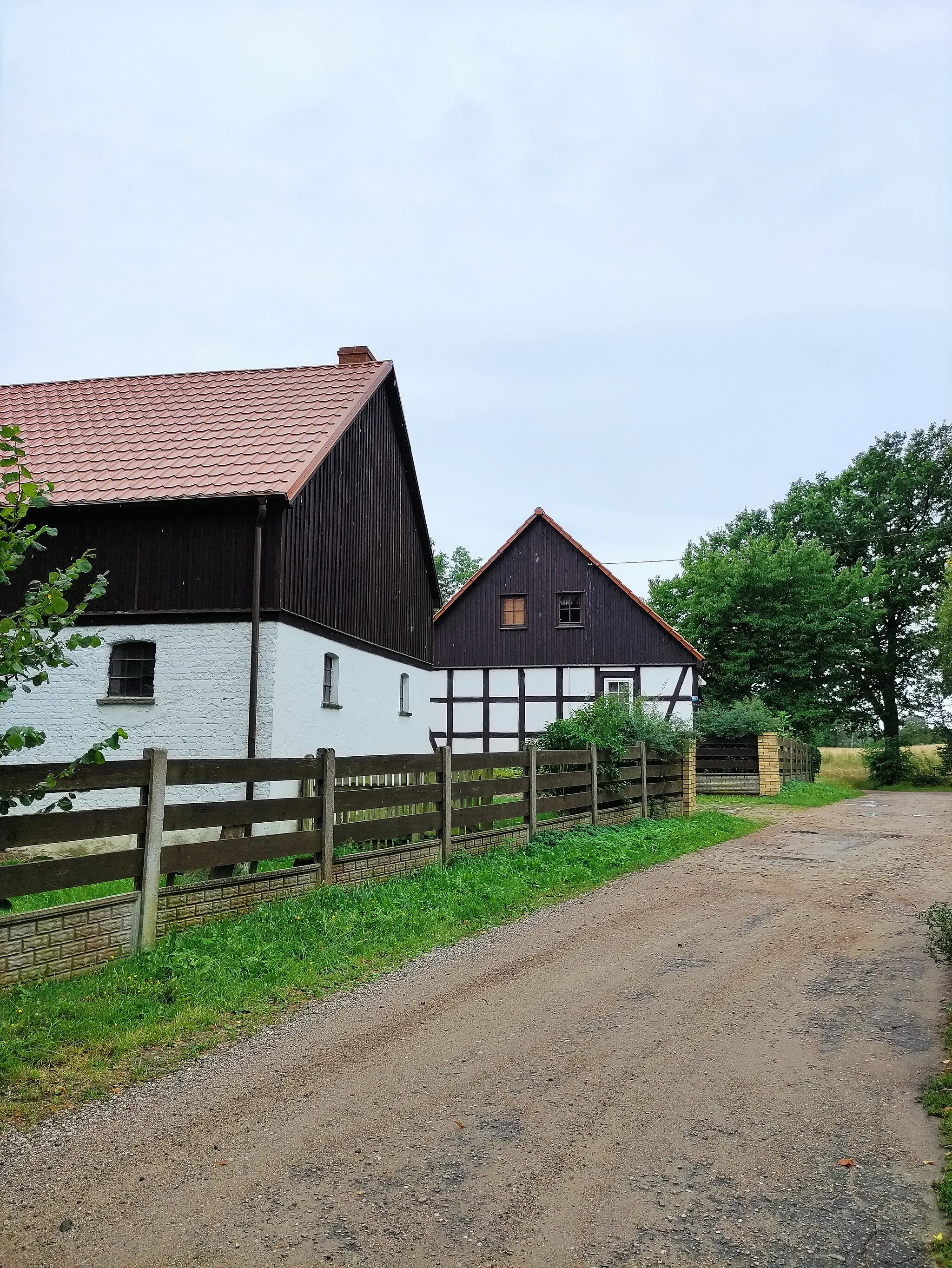 Photo showing: Budynki we wsi Czarnkowie