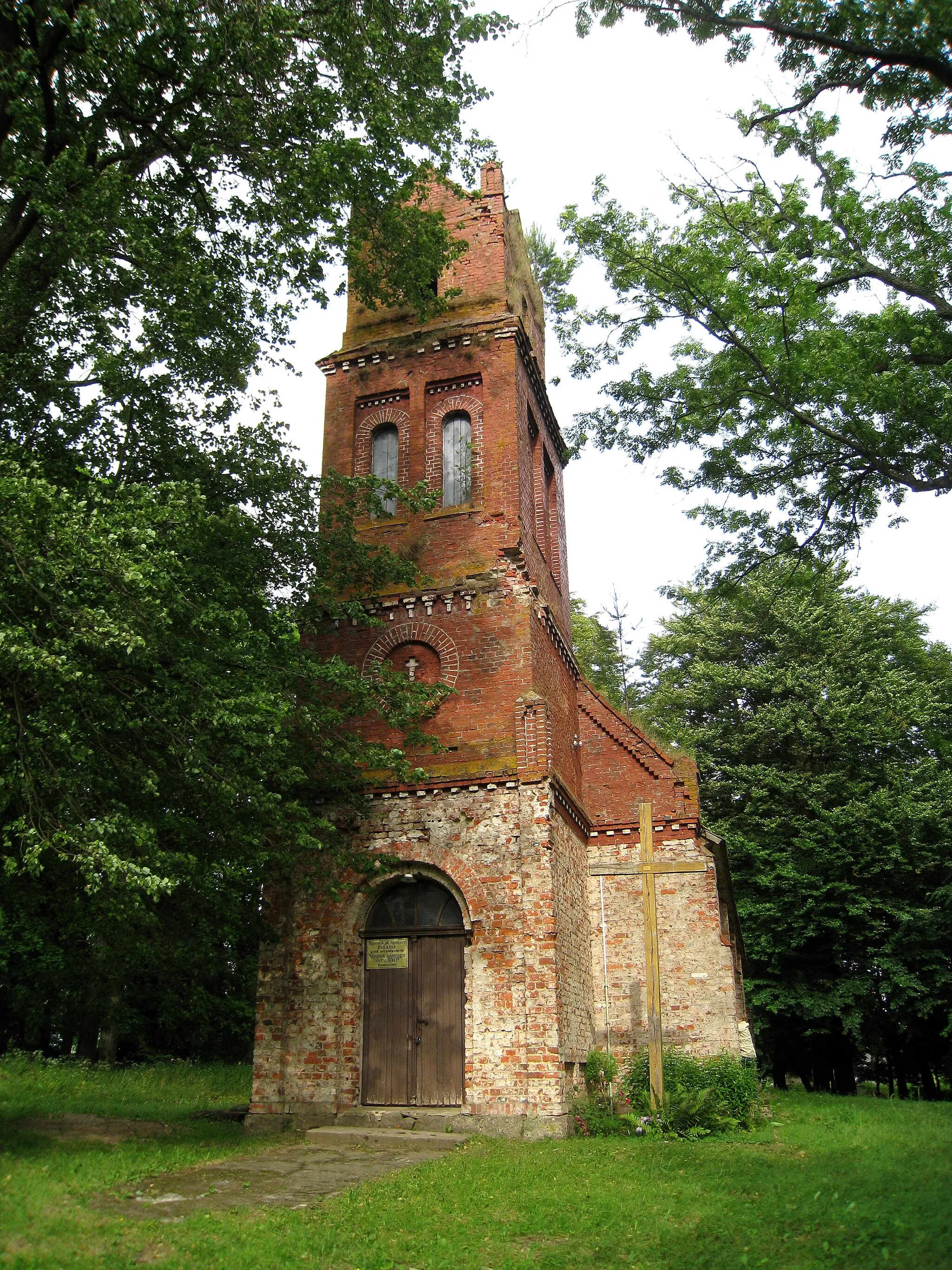 Photo showing: Die Kirche von Komorowo (Polanów) (dt. Kummerow). 
Kummerow kam unter dem Namen Komorowo unter polnische Hoheit und ist heute ein Teil der Stadt- und Landgemeinde Polanów im Powiat Koszaliński der Woiwodschaft Westpommern (bis 1998 Woiwodschaft Köslin). Gründungsjahr: unbekannt.