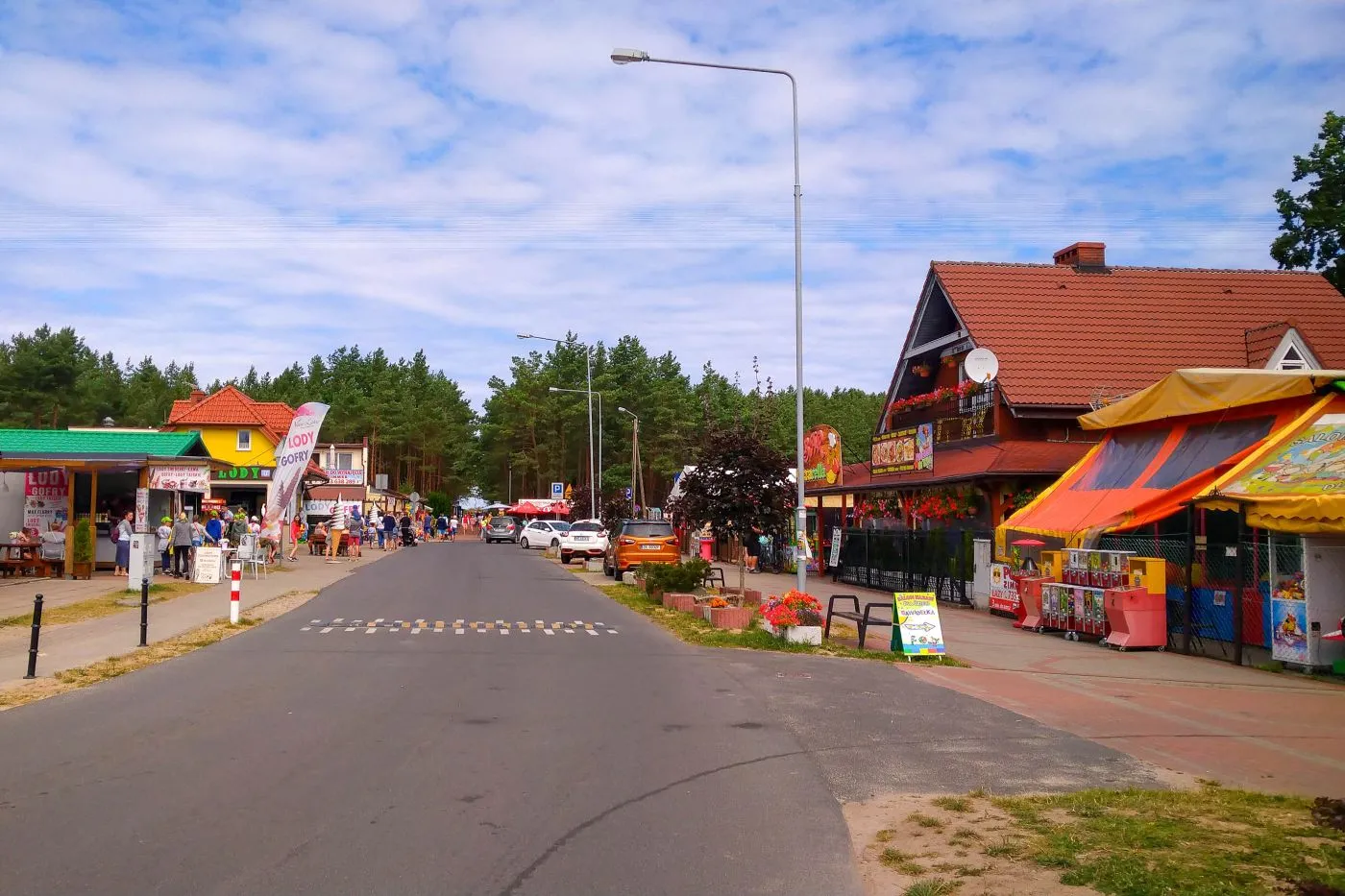 Photo showing: Centrum miejscowości Łazy. W tle główne wejście na plażę.