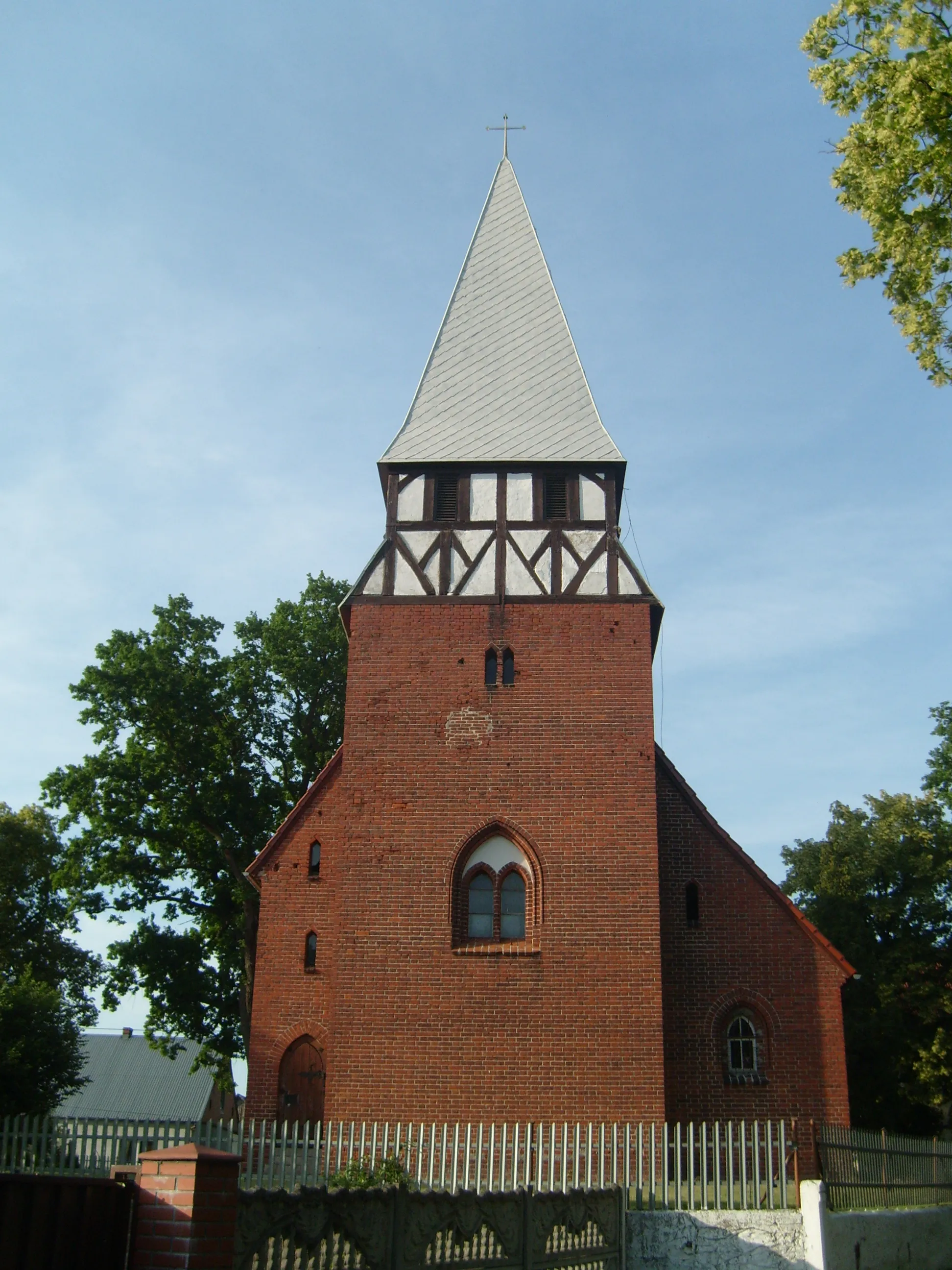 Photo showing: Church of Saints Peter and Paul in Nowa Wieś, Poland.