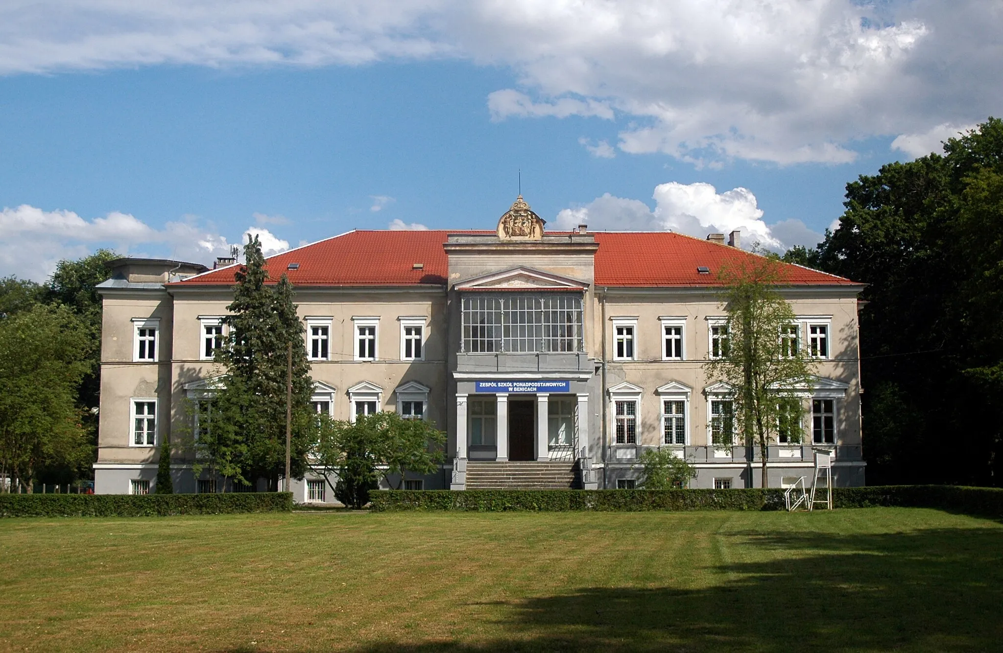 Photo showing: Pałac w Benicach, współcześnie szkoła