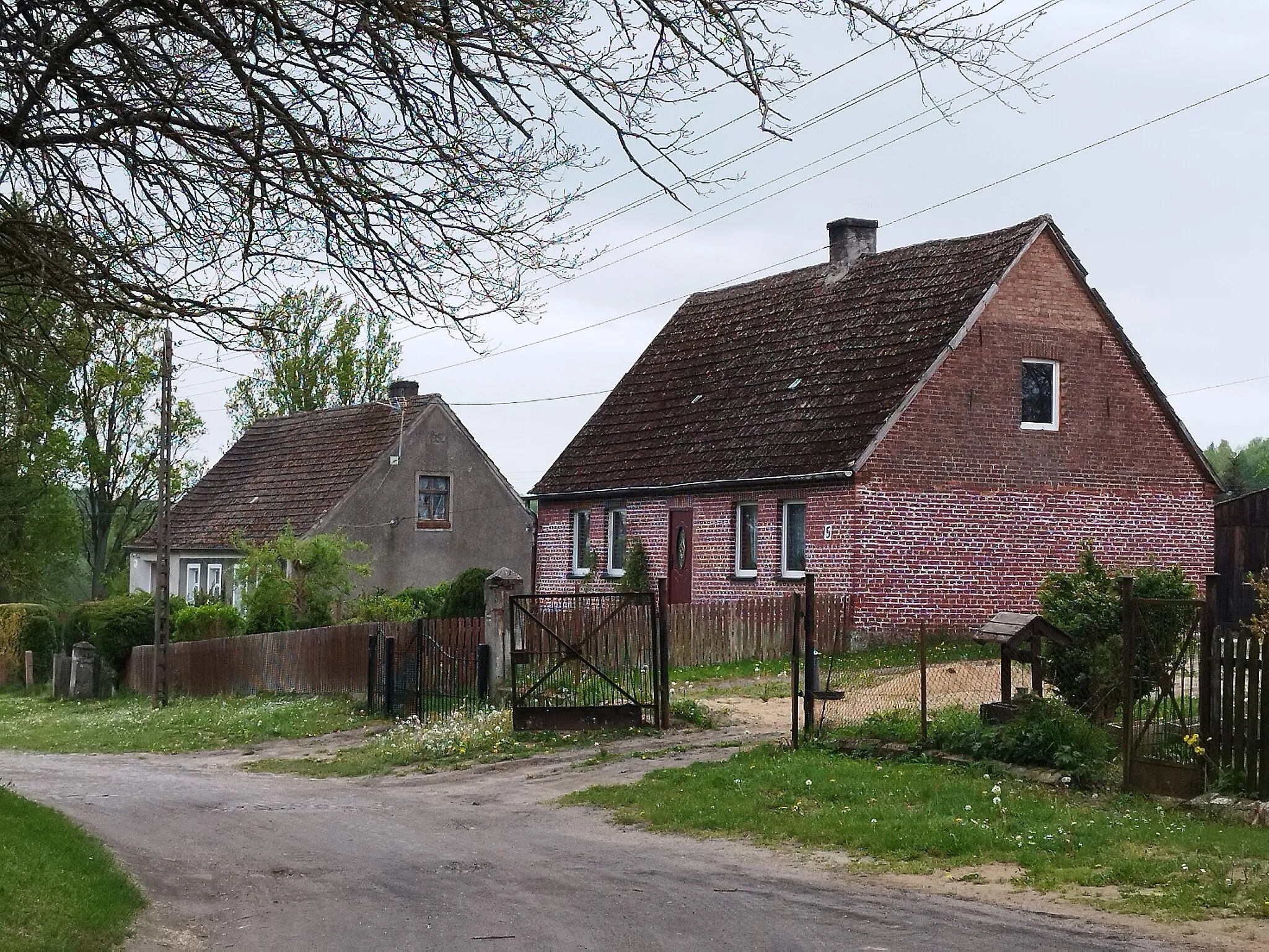 Photo showing: Zabudowania w Bornem, gmina Drawsko Pomorskie. Centrum wsi.
