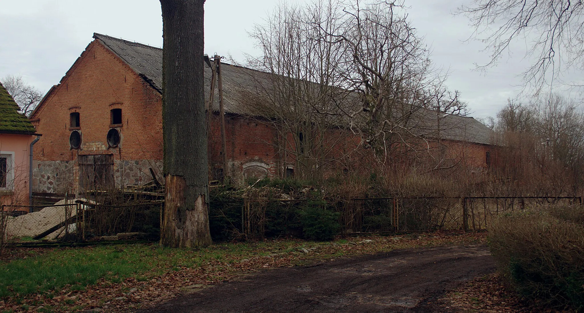Photo showing: Fragment zabudowy gospodarczej we wsi Kamica