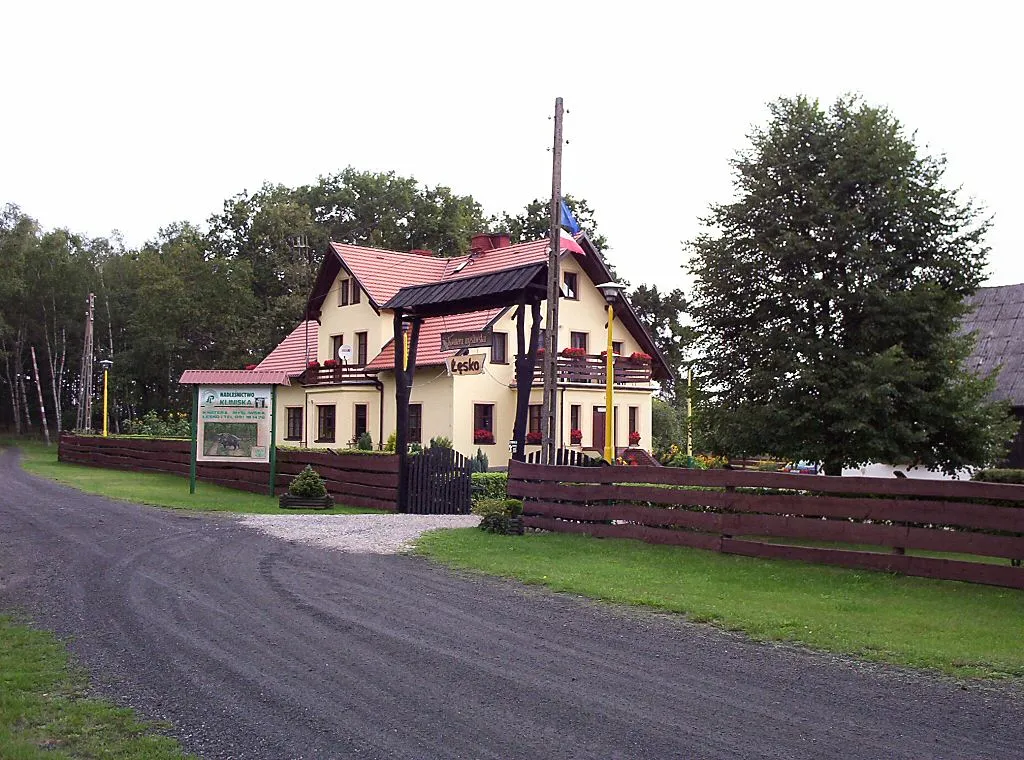 Photo showing: Łęsko - leśniczówka