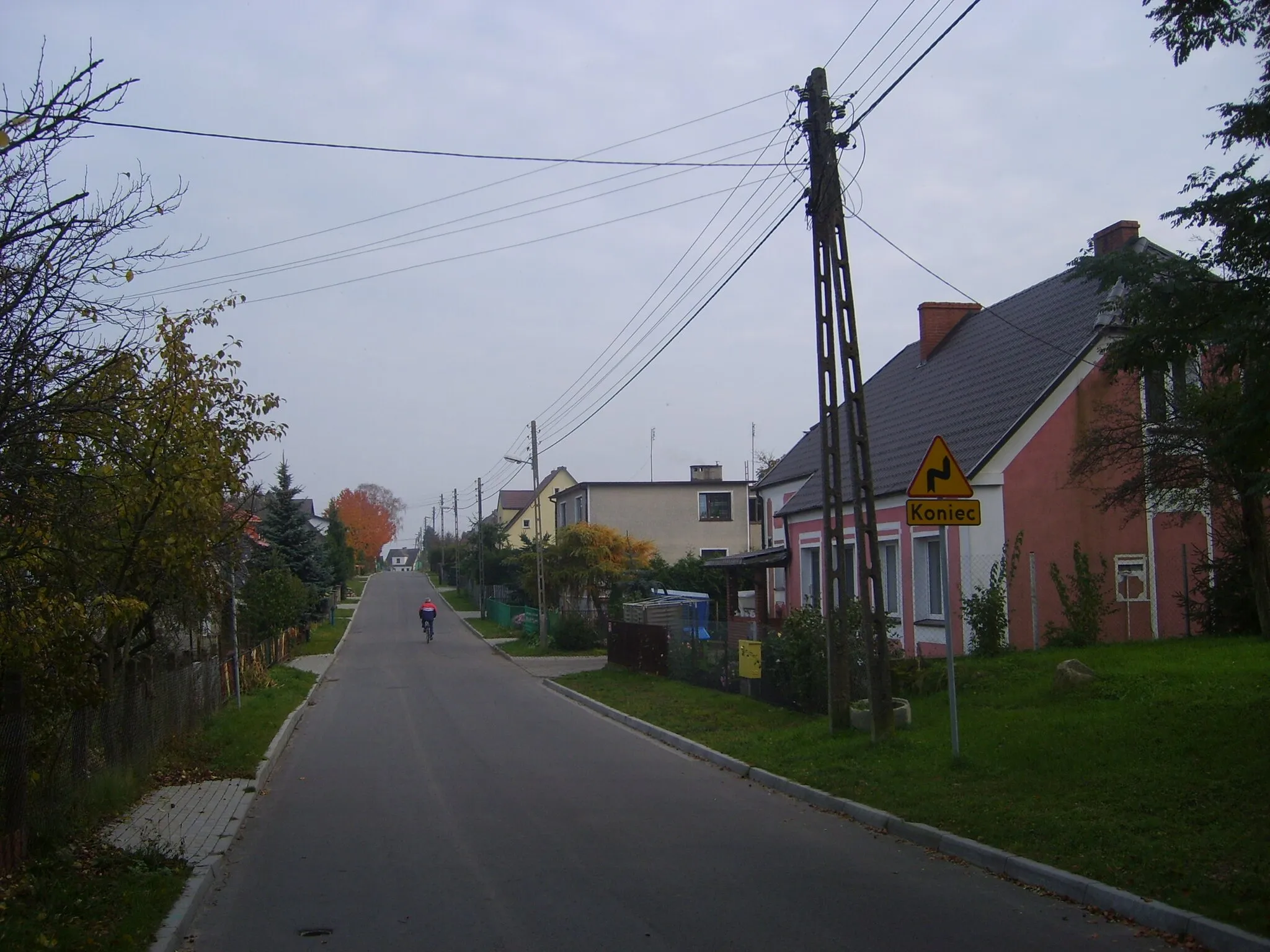 Photo showing: A street in Motaniec, Poland, as seen when arriving in the village from the West (from Kałęga). The first building to the right is the mayor´s office.