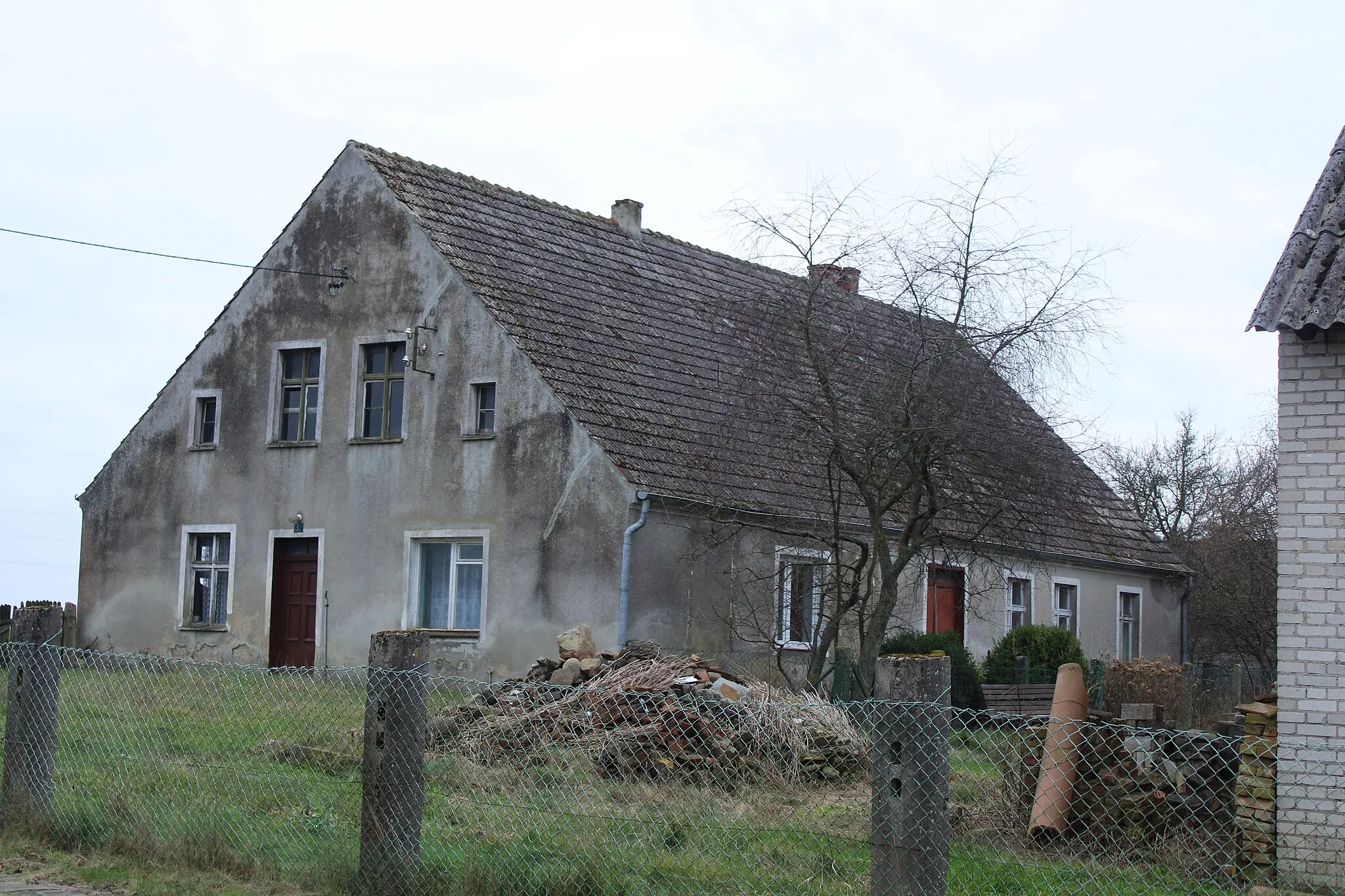 Photo showing: budynek w Skarchowie