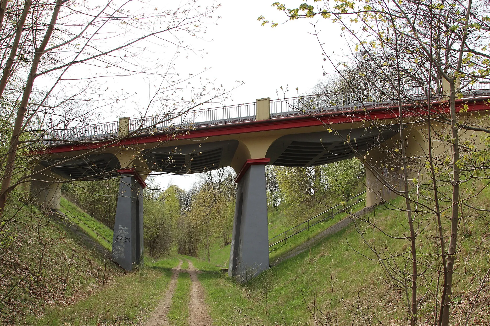 Photo showing: Viaduct in Człopa on voivodeship road 177 over closed railway line 412