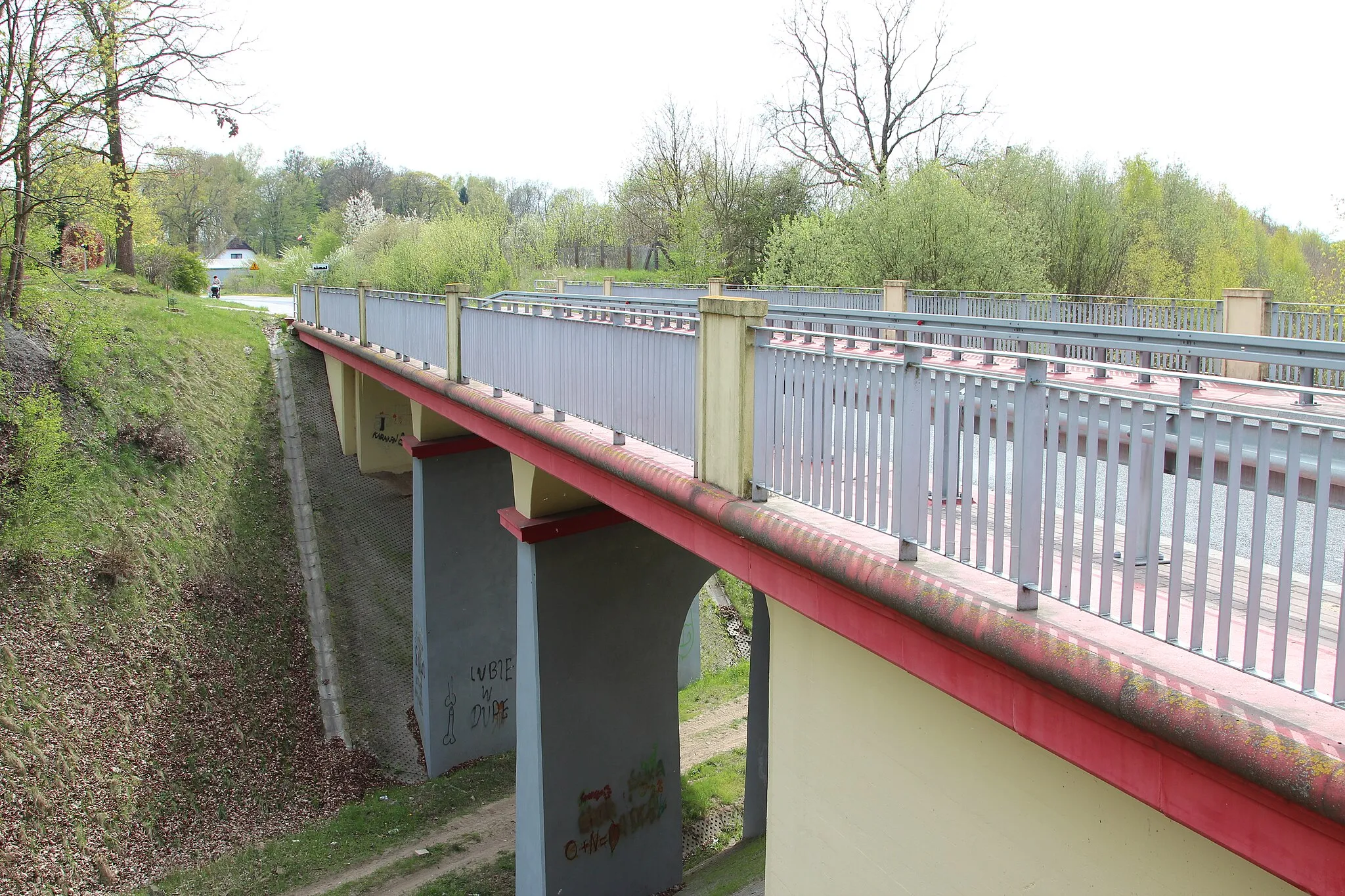 Photo showing: Viaduct in Człopa on voivodeship road 177 over closed railway line 412