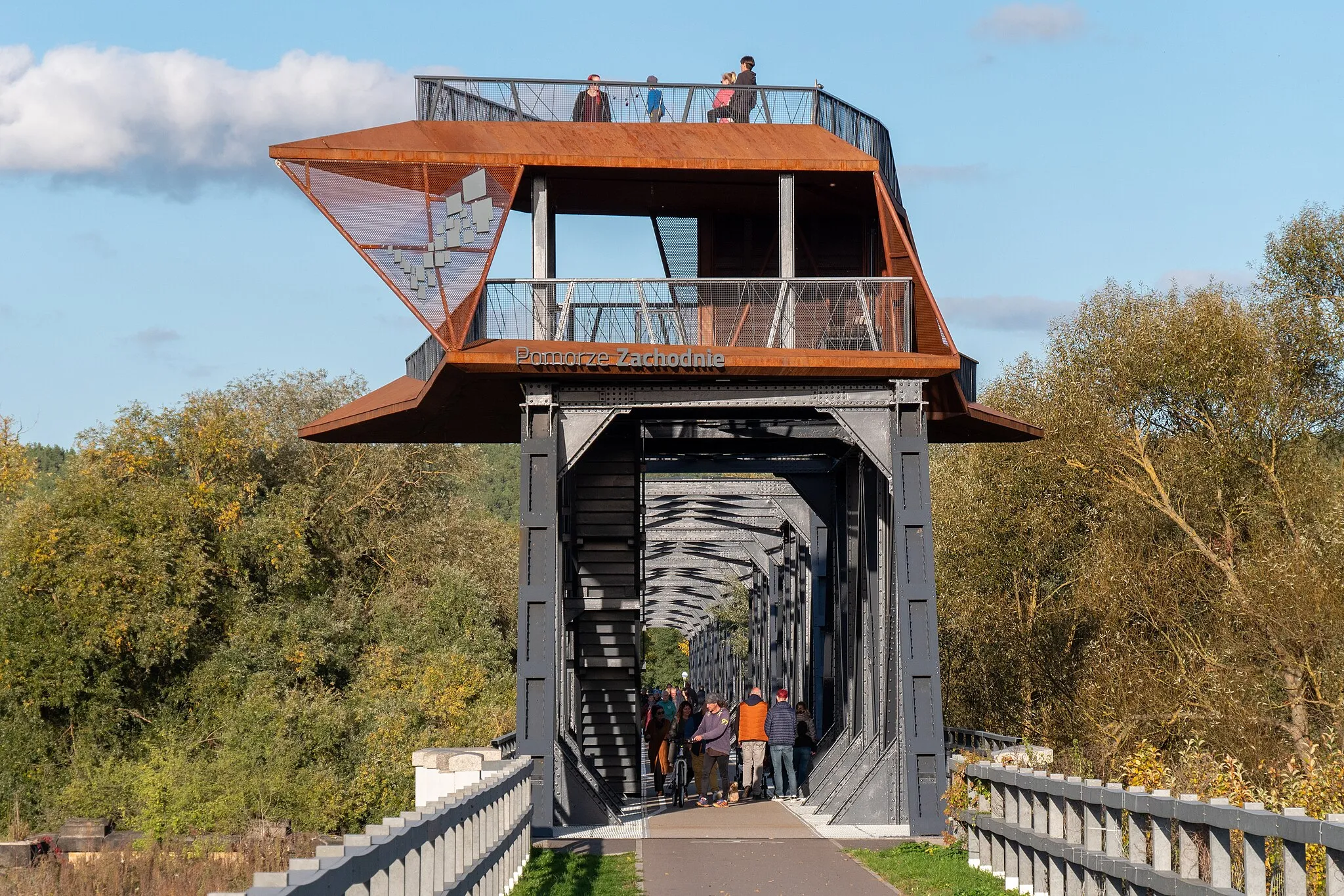 Photo showing: Blick auf den Aussichtsturm mit dem Namen "Vorpommern" auf der Europabrücke Neurüdnitz-Siekierki