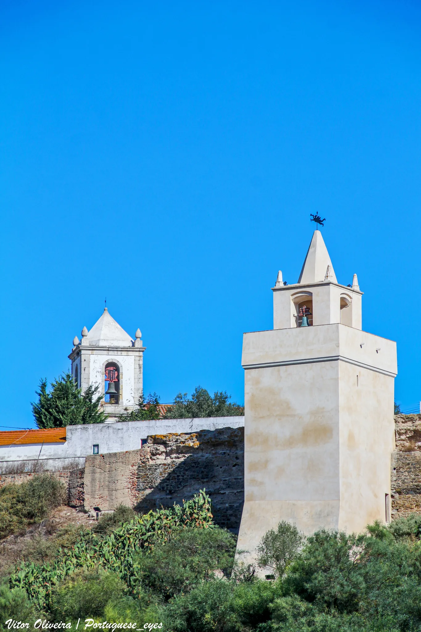 Photo showing: Torre em taipa militar, mandada erguer de raiz pelo califa Almóada Ya´qub al-Mansur em 1191. Com vigilância privilegiada sobre o porto fluvial e oceânico de Alcácer, no seu interior foi construído um compartimento, habitando nele uma família que ficava encarregada da defesa militar deste sctor da muralha.
Após a conquista portuguesa de 1217, a torre mantém as suas funções militares. Em data indeterminada, mas algures no início do século XIV, passa da jurisdição da Ordem de Santiago para a vereação da Câmara Municipal de Alcácer do Sal.
No início do século XVII (1607), a Câmara de Alcácer do Sal contratou Manuel Calado para consertar o relógio da “Villa” que, já na altura, estava nesta Torre.

Desde finais do século XVI ou início do XVII, a Torre do Relógio marca soberanamente a lenta passagem do tempo, sofrendo pouco ao longo dos séculos, enquanto a seus pés um fervilhar de alcacerenses nasce, vive e morre, enquanto trabalha, descarrega barcos, embarca mercadorias e coloca as novidades em dia. www.cm-alcacerdosal.pt/locais/torre-do-relogio/