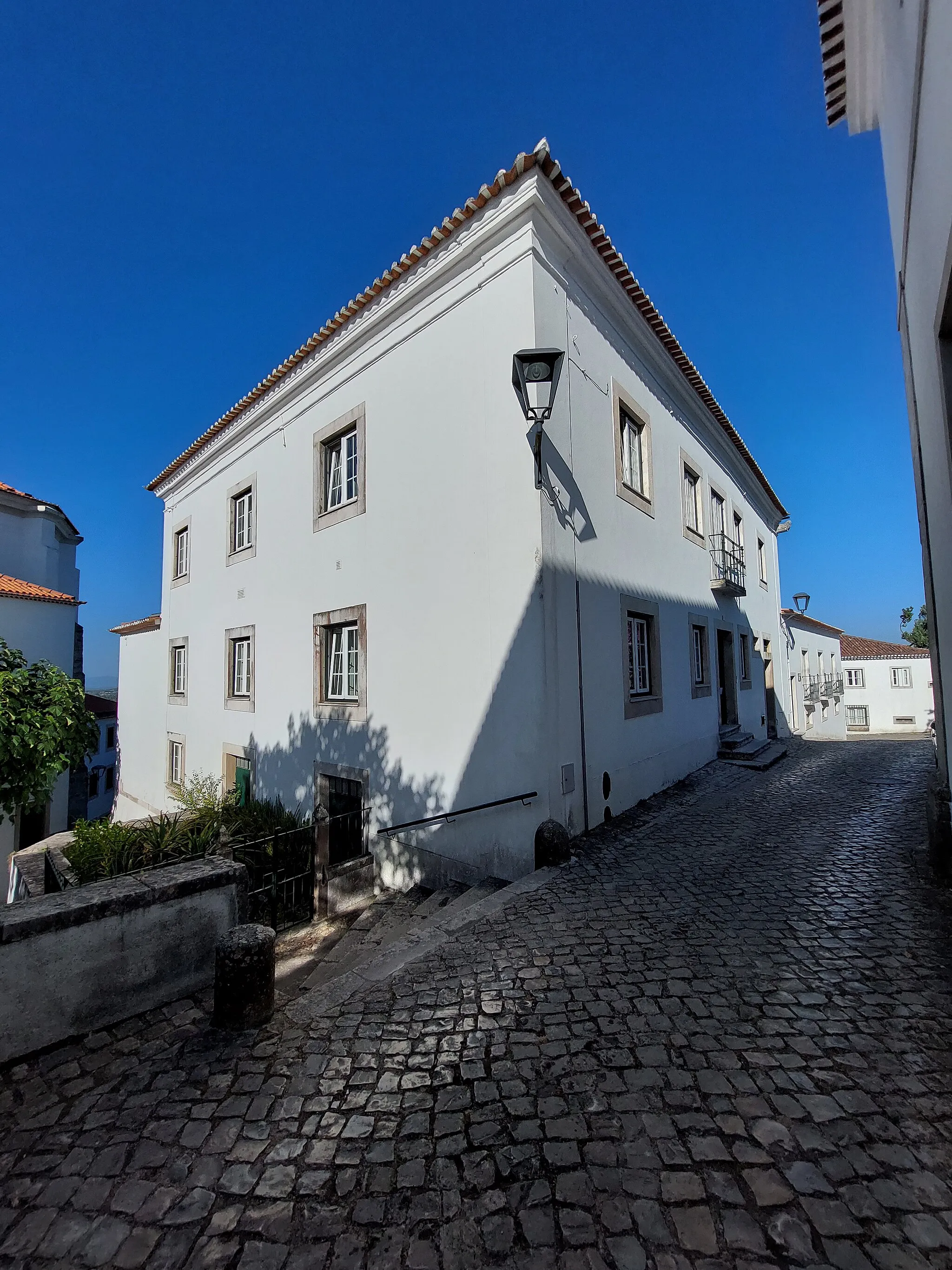 Photo showing: Fachada esquerda da Casa Paroquial de Ourém
