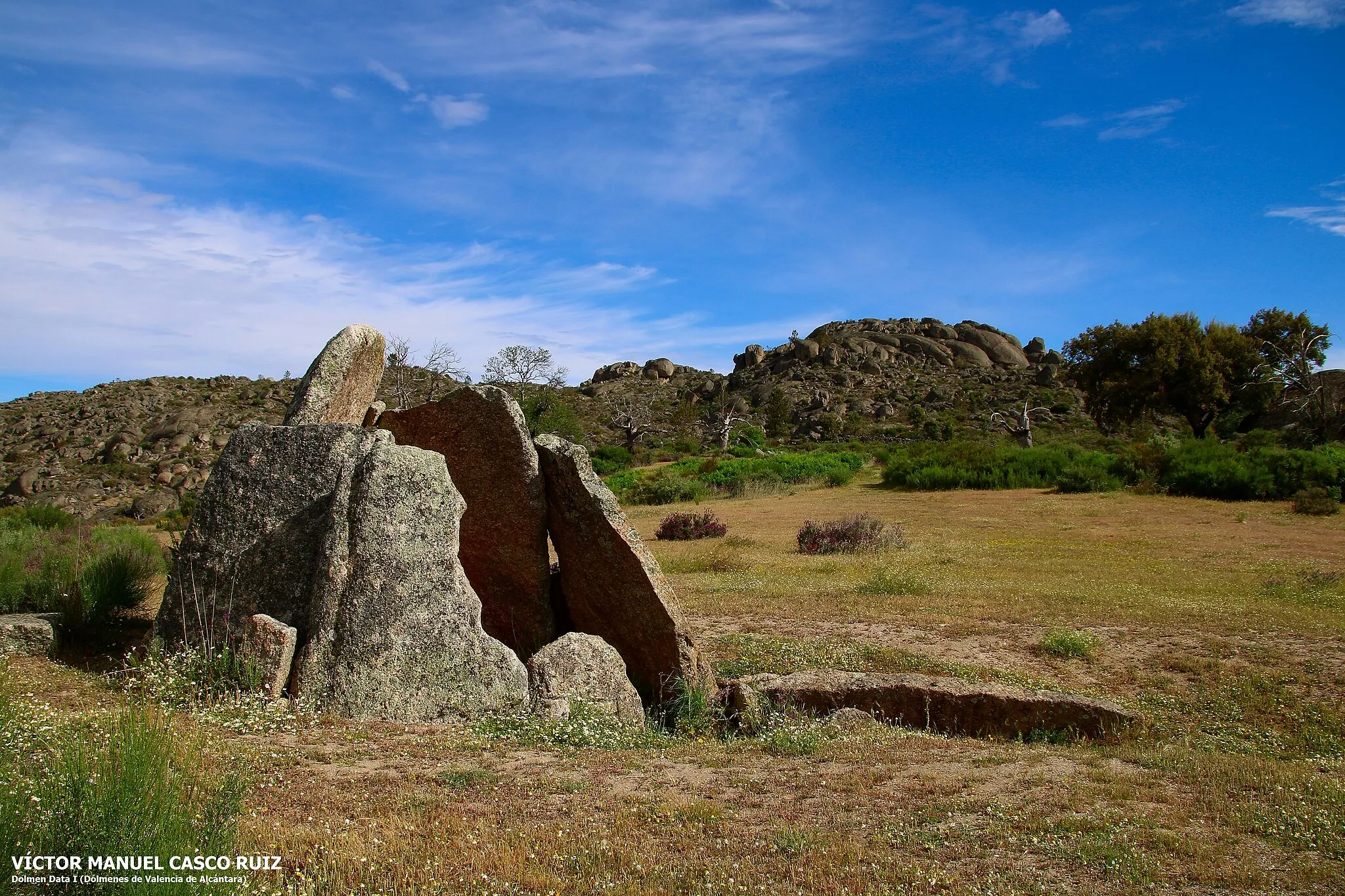 Photo showing: Vistas del dolmen Data I y, de fondo, el Berrocal de la Data