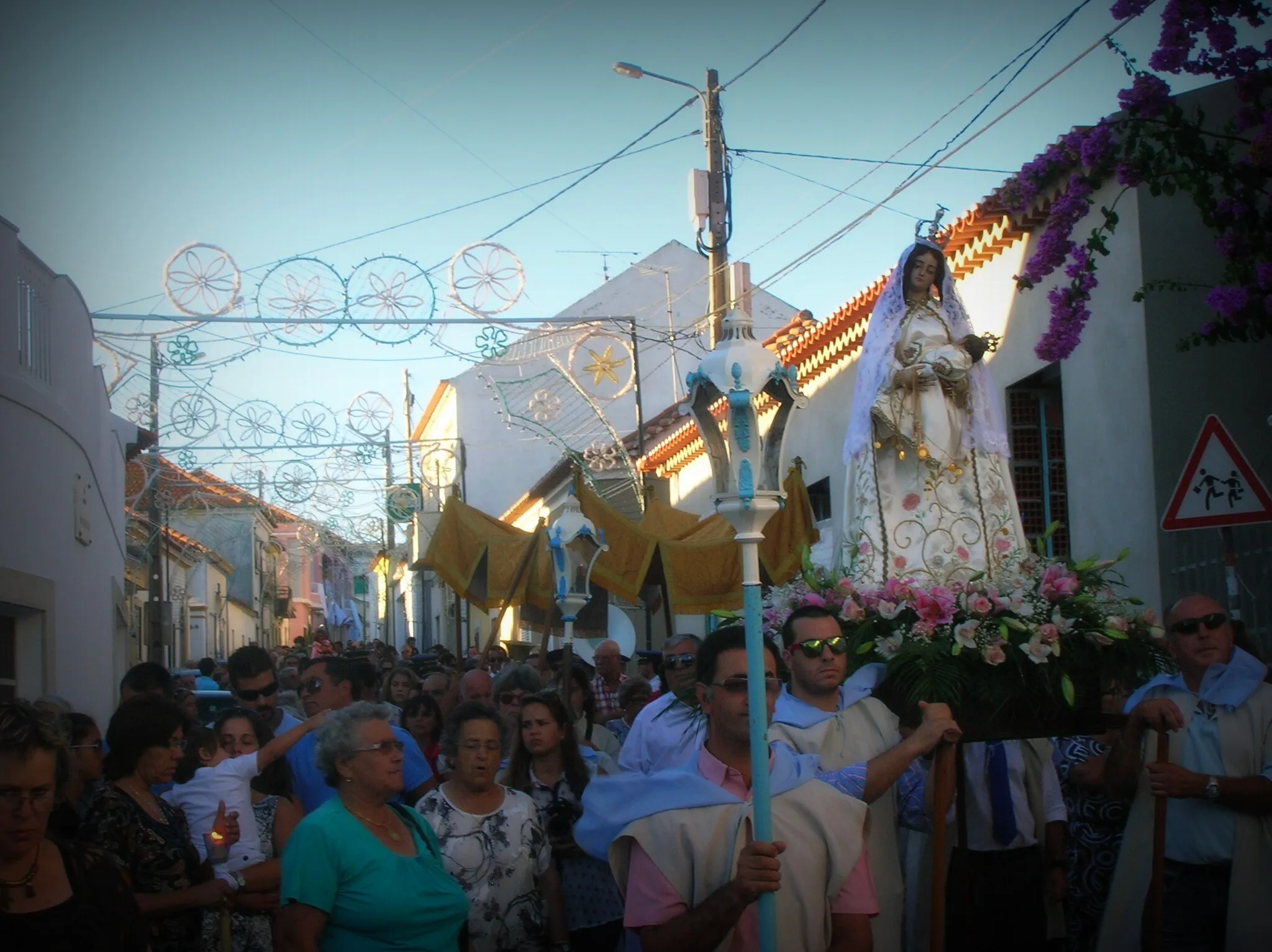 Photo showing: Procissão de N. Sr. da Graça no ano de 2012. Passagem do cortejo religioso junto ao Largo da Praça (actual Praça Humberto Delgado)