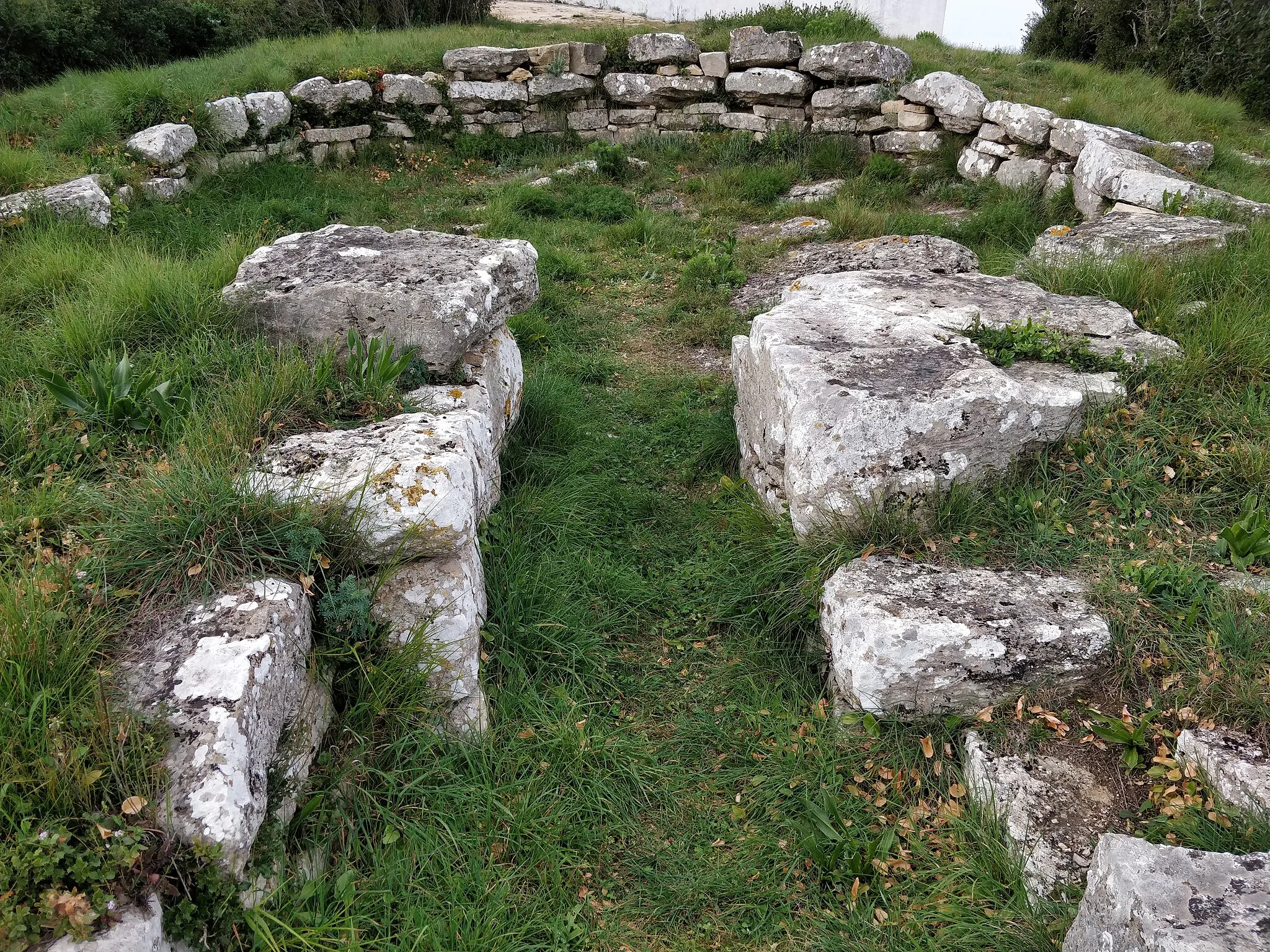 Photo showing: View of the Tholos do Barro, a megalithic tomb near Torres Vedras in Portugal