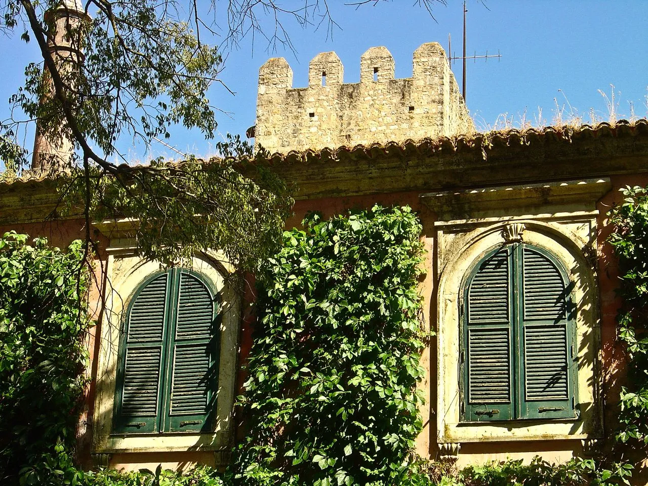 Photo showing: A Quinta da Cardiga é uma velha quinta apalaçada, a meio caminho entre a Golegã e o Entroncamento. Foi doada por D. Afonso Henriques em 1169 à Ordem Templária. Apesar de actualmente abandonada, foi outrora morada e pernoita de importantes personalidades. D. Filipe II, vindo das cortes de Tomar, foi um dos muitos ilustres hóspedes desta casa centúria. demonislandtour.wordpress.com/2007/09/05/o-bunker-de-adol...

See where this picture was taken. [?]