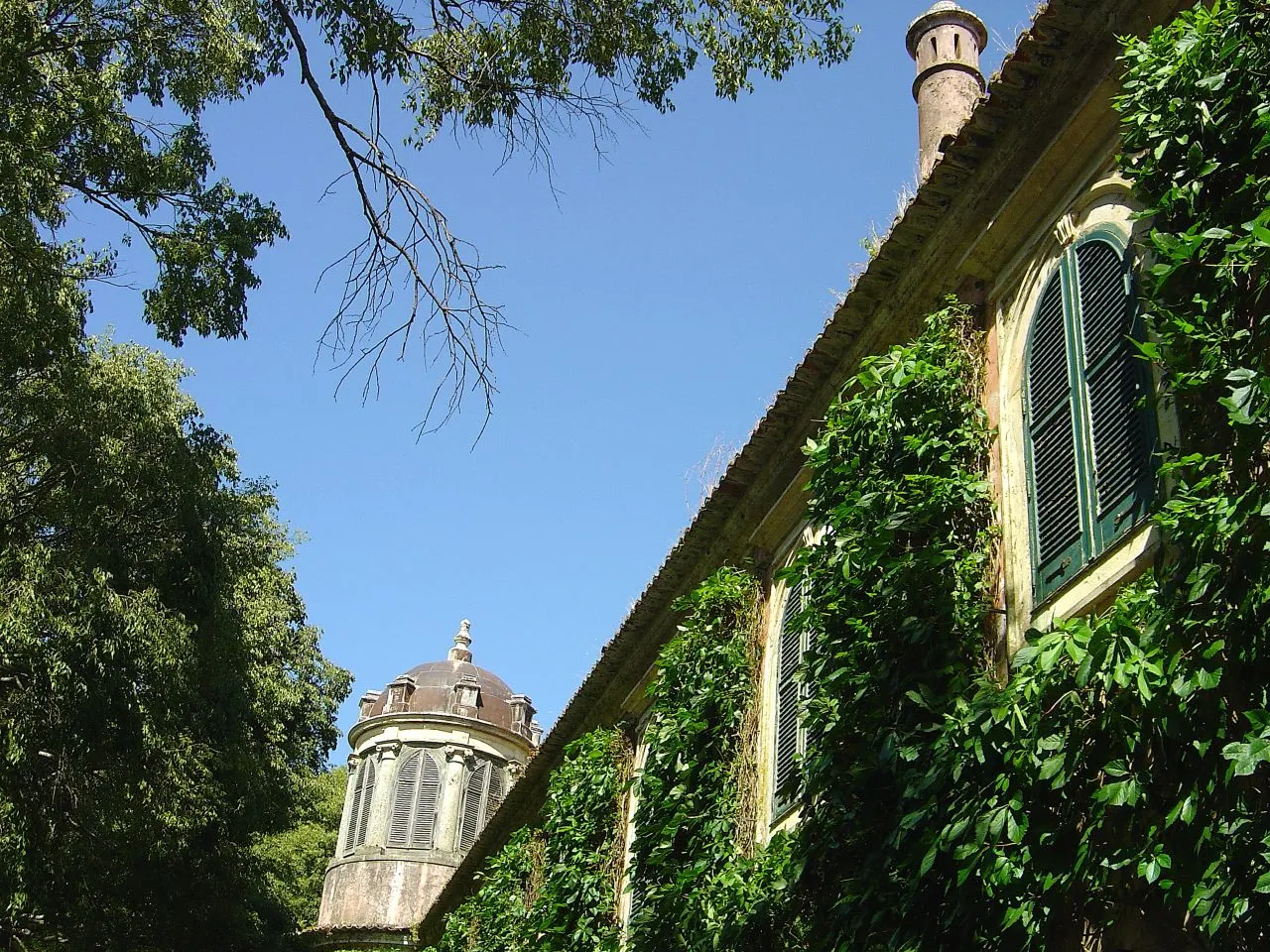 Photo showing: A Quinta da Cardiga é uma velha quinta apalaçada, a meio caminho entre a Golegã e o Entroncamento. Foi doada por D. Afonso Henriques em 1169 à Ordem Templária. Apesar de actualmente abandonada, foi outrora morada e pernoita de importantes personalidades. D. Filipe II, vindo das cortes de Tomar, foi um dos muitos ilustres hóspedes desta casa centúria. demonislandtour.wordpress.com/2007/09/05/o-bunker-de-adol...

See where this picture was taken. [?]