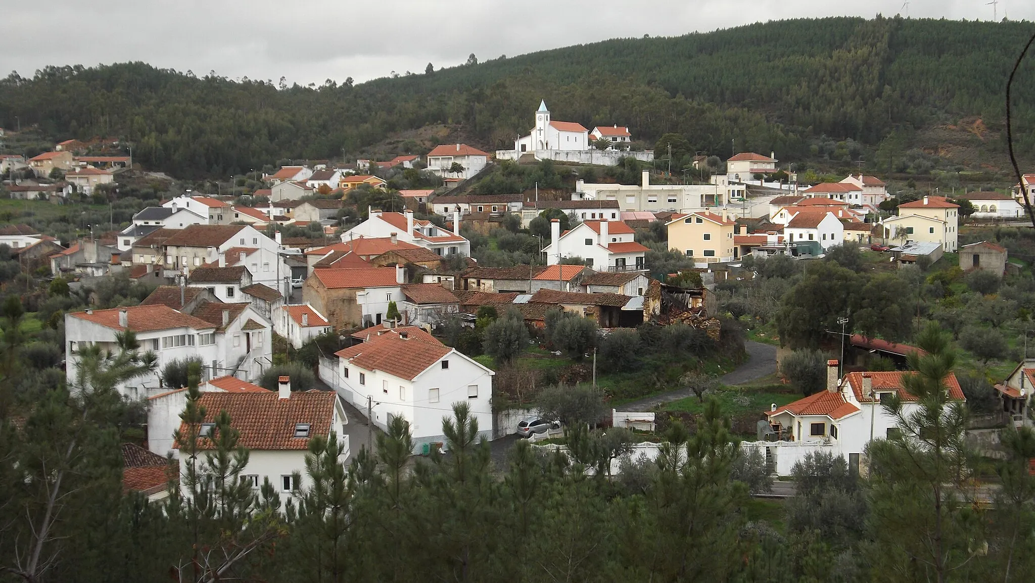 Photo showing: Vista geral da aldeia do Pereiro, a partir do Outeiro da Fonte