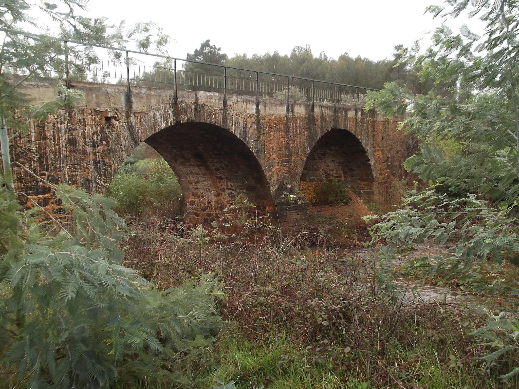 Photo showing: Circundada por terrenos das gentes da aldeia do Pereiro, esta é a Ponte Romana sobre a chamada "Ribeira do Castelo", na E.M. 548.