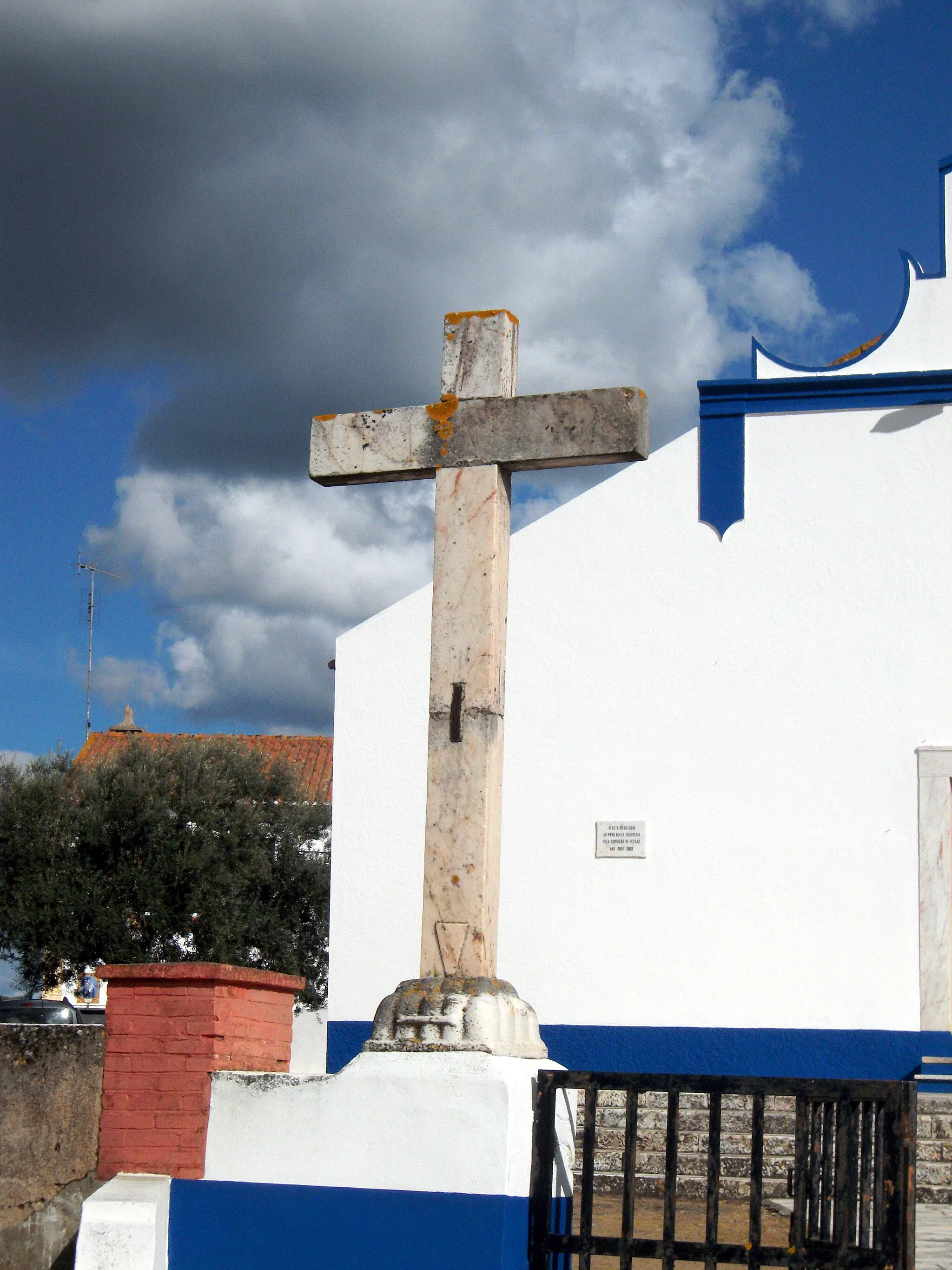 Photo showing: Stone cross of S. Bento do Cortiço, Estremoz, Portugal