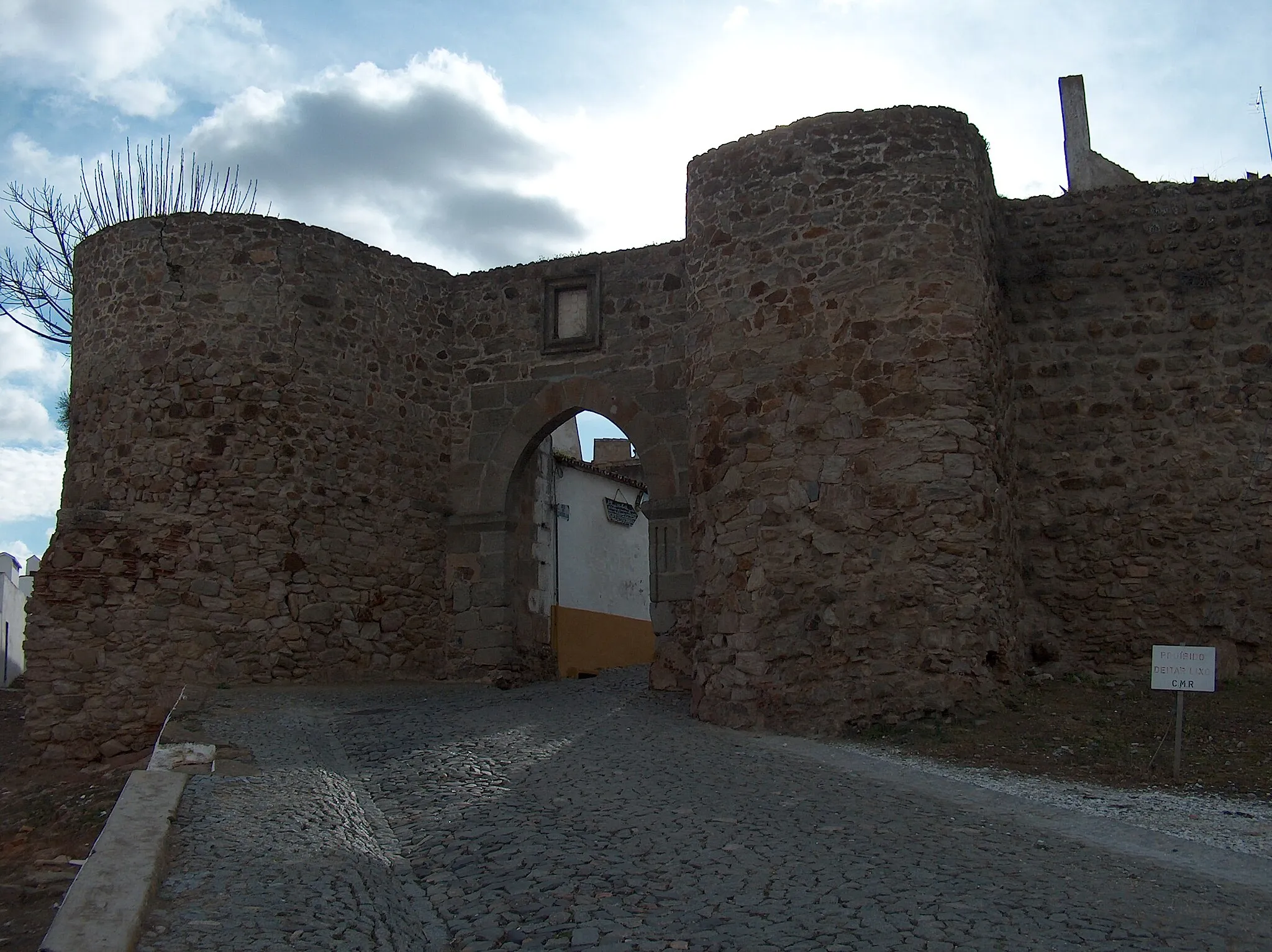 Photo showing: Prédio militar n.º 1, constituído por restos de muralha e torre de menagem do Castelo de Redondo