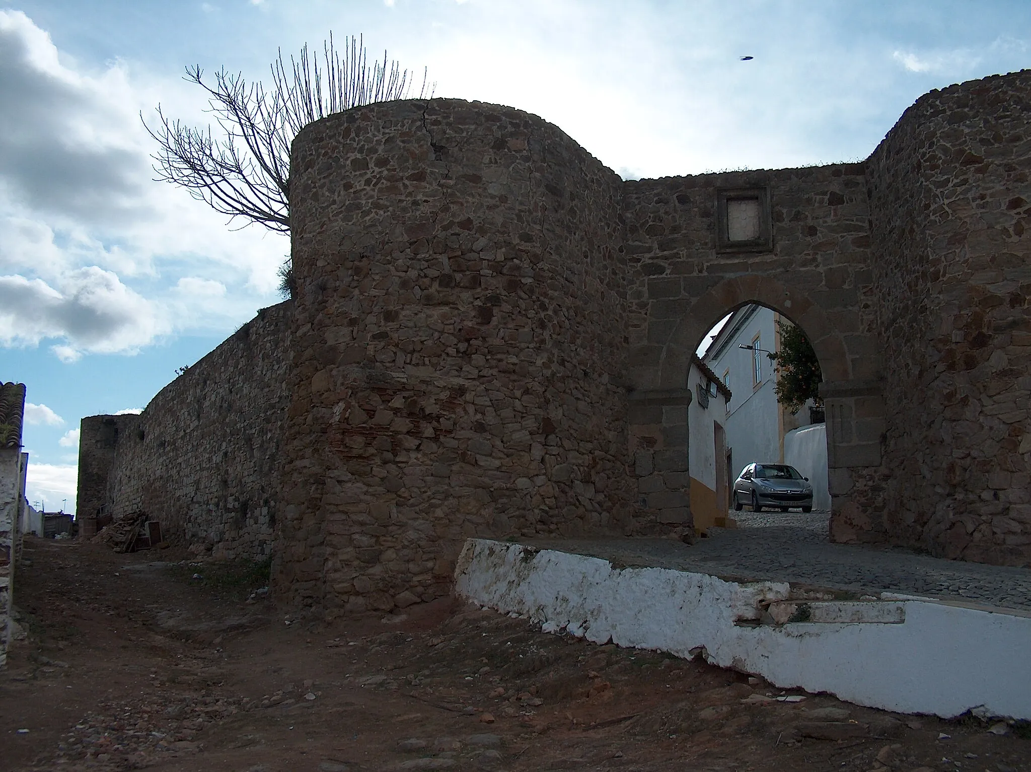 Photo showing: Prédio militar n.º 1, constituído por restos de muralha e torre de menagem do Castelo de Redondo