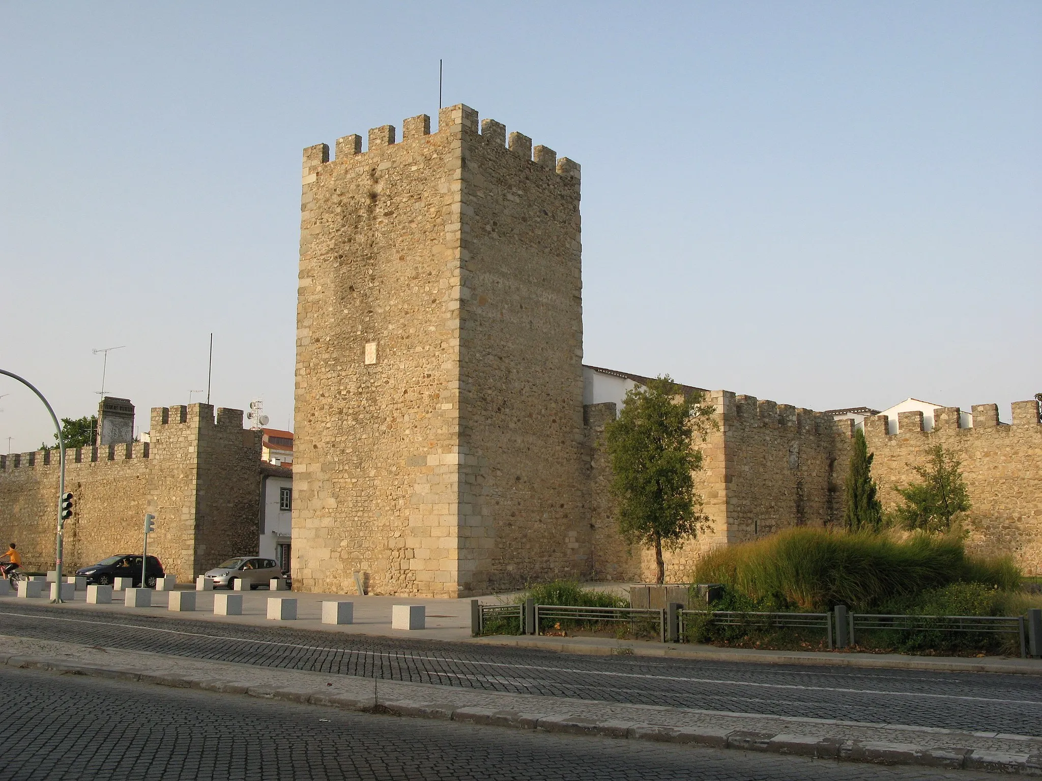 Photo showing: City walls of Évora