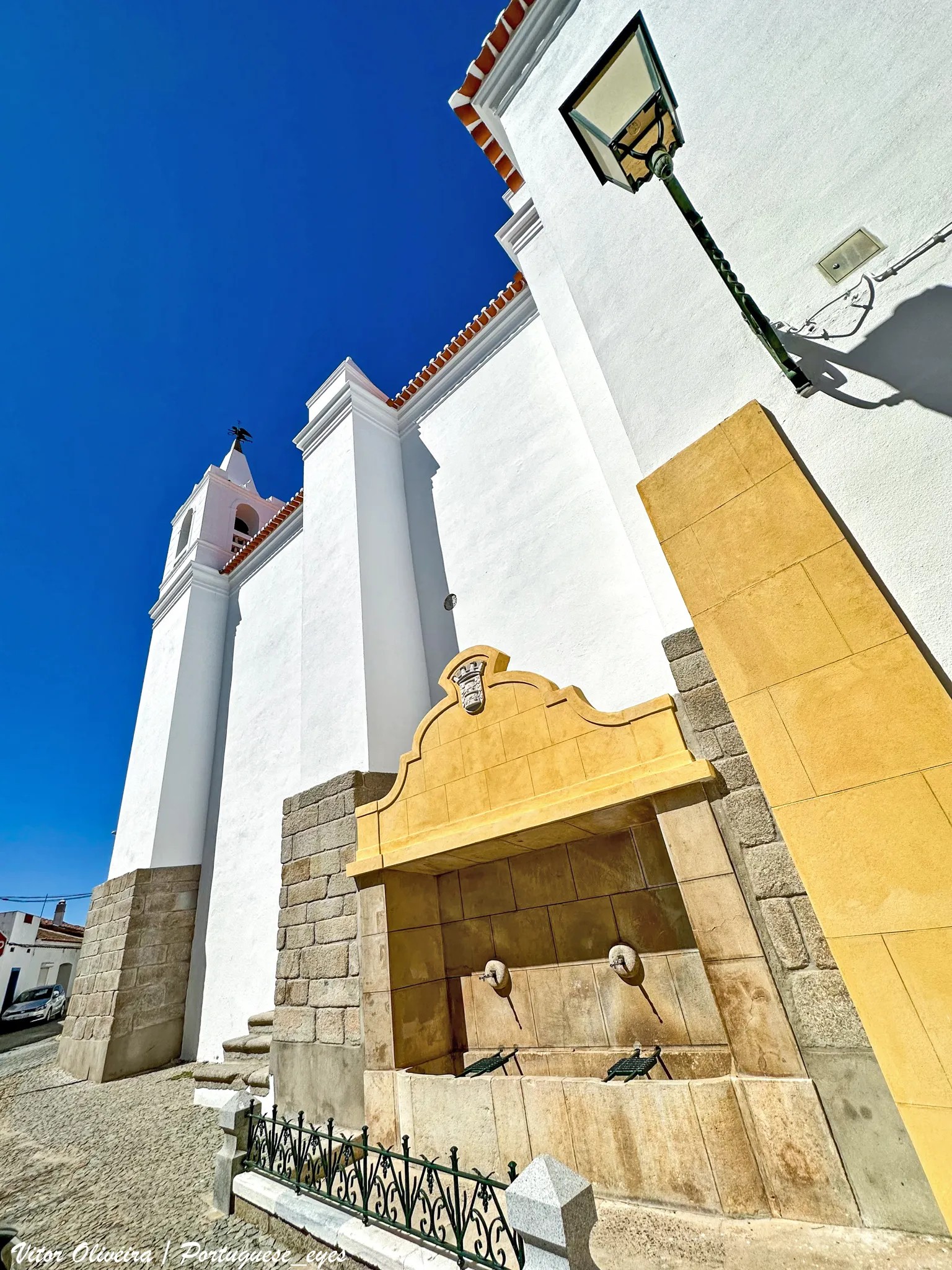 Photo showing: A igreja da Misericórdia foi edificada em 1592 e reconstruida em 1688, após um incêndio ocorrido no ano anterior. Está virada para poente e tem a sua lateral virada para a Praça da Républica.

Contém vários aspectos dignos de observação tais como os painéis de azulejos das autorias de António Pereira e de Gabriel del Barco. Na capela-mor da igreja pode observar-se a imagem de Cristo Crucificado, oferecida por D. Brites de Vilhena. Na mesa do altar permanece a imagem de Cristo morto contemplada por figuras em baixo-relevo. A porta da antiga Capela do Santíssimo data do final do século XVIII. www.cm-vidigueira.pt/conhecer/igrejas