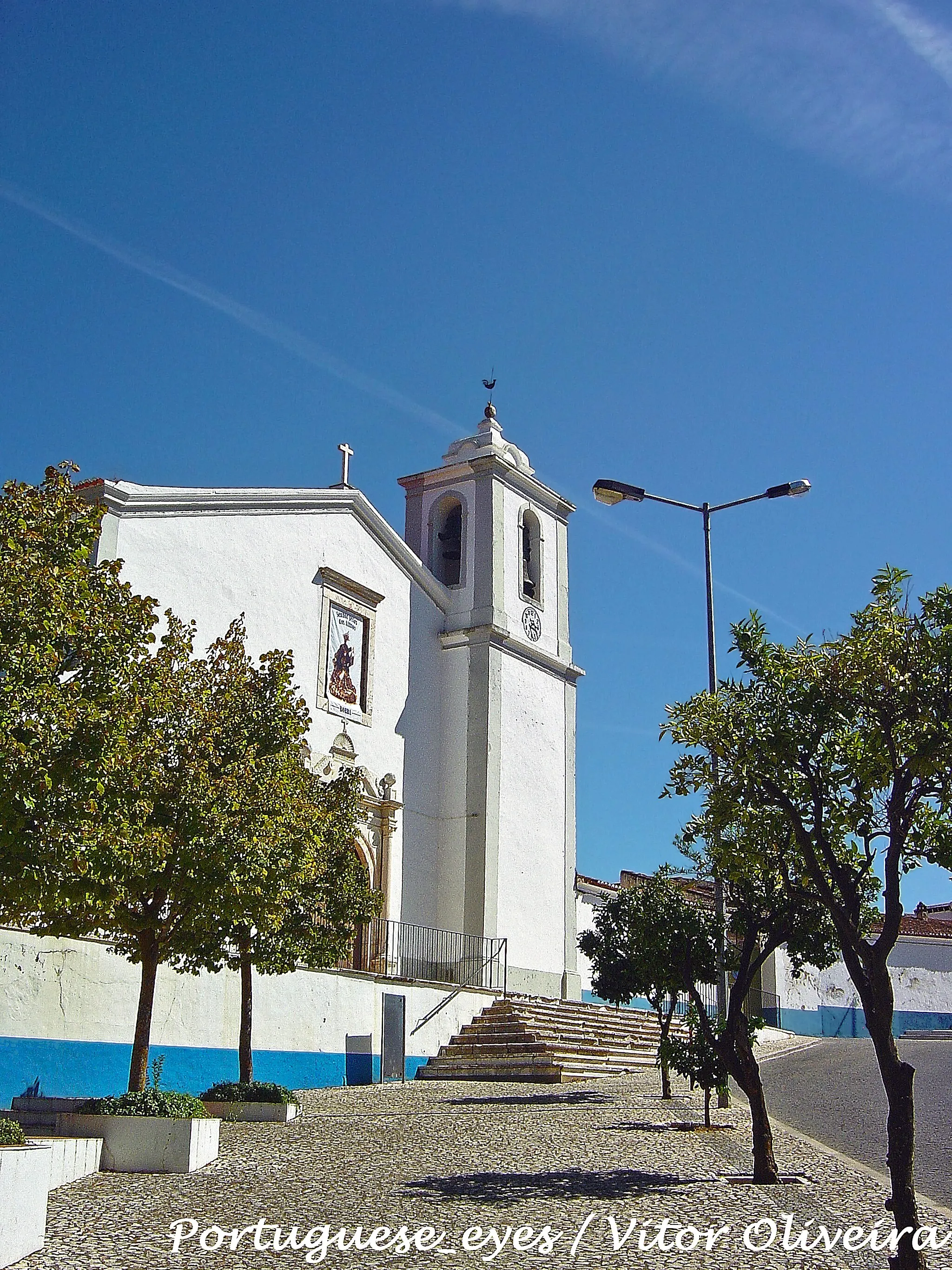 Photo showing: A primitiva Igreja de Santa Maria foi fundada no interior do Castelo de Borba em 1260 e entregue pelo rei D. Afonso III à Ordem Militar de Avis. No entanto, em 1420, D. Fernão Rodrigues de Sequeira mandou construir uma nova igreja na sua actual localização, por aí ter aparecido, num bosque de sobreiros, a imagem da Virgem Maria. Em 1560, o Cardeal D. Henrique mandou reconstruir a actual igreja, seguindo o modelo da Igreja de santo Antão de Évora.
No seu interior existem dez capelas. Cada uma delas pertencia a uma irmandade e, todas elas, possuem contributos artísticos dos séculos XVII e XVIII. A mais bela das capelas é, sem dúvida, a Capela das Almas, toda ornamentada, com três altares em mármore e pinturas de José de Sousa de Carvalho. Também merece destaque a Capela do Santíssimo Sacramento, que pertencia à mais importante irmandade da vila de Borba, à qual apenas a nobreza podia pertencer. Esta capela encontra-se decorada com azulejos da Real Fábrica do Rato e com uma tela da autoria do pintor José de Sousa de Carvalho.
www.cm-borba.pt/pt/conteudos/o+concelho/historia/igreja+m...

See where this picture was taken. [?]